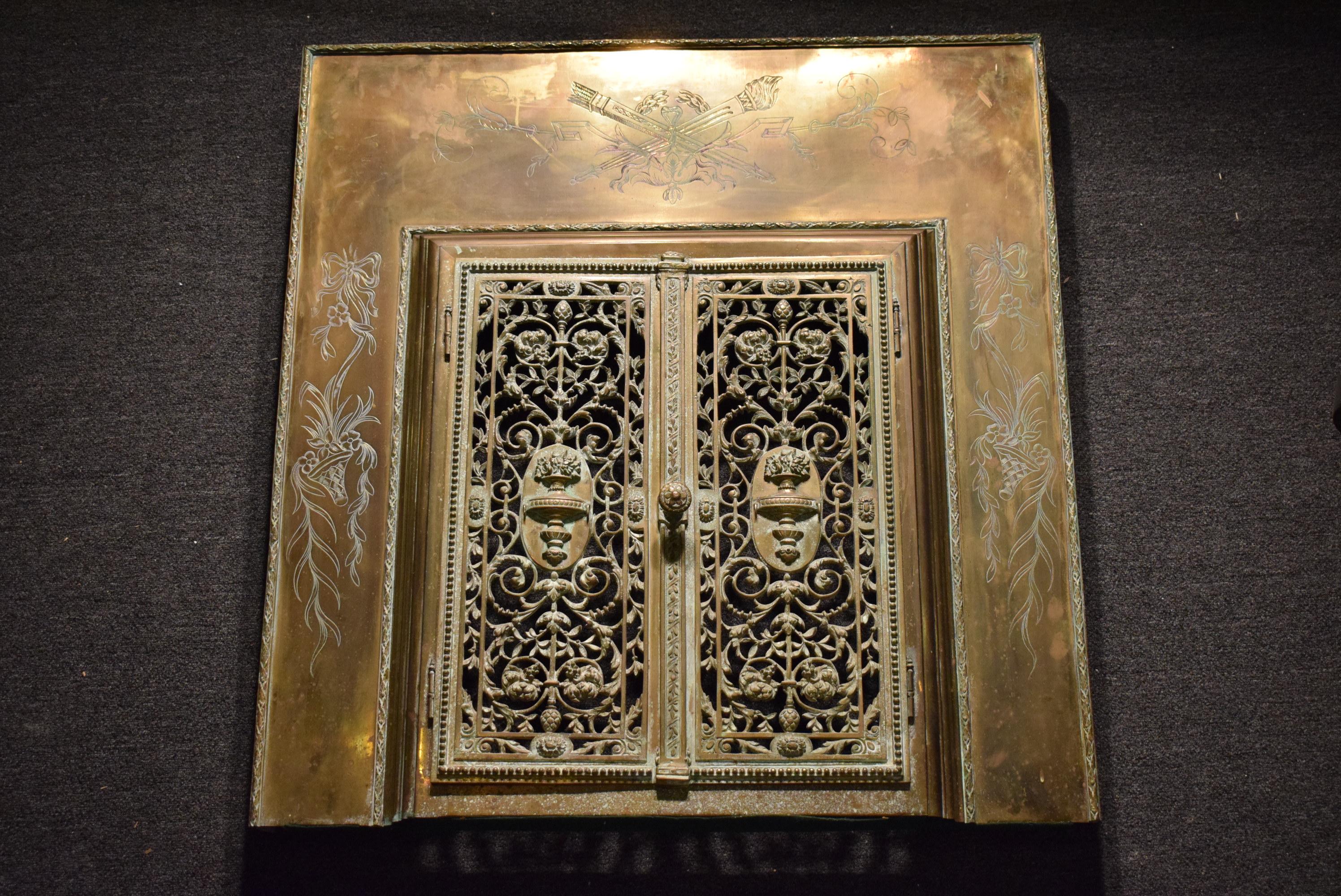 Cheminée en marbre rouge français avec insert en bronze (présentant une paire de portes ciselées et percées à la main) et garde-corps. Toutes les pièces sont d'origine.
Mesures : Hauteur 39 x longueur 41 x profondeur 13 1/2 pouces.