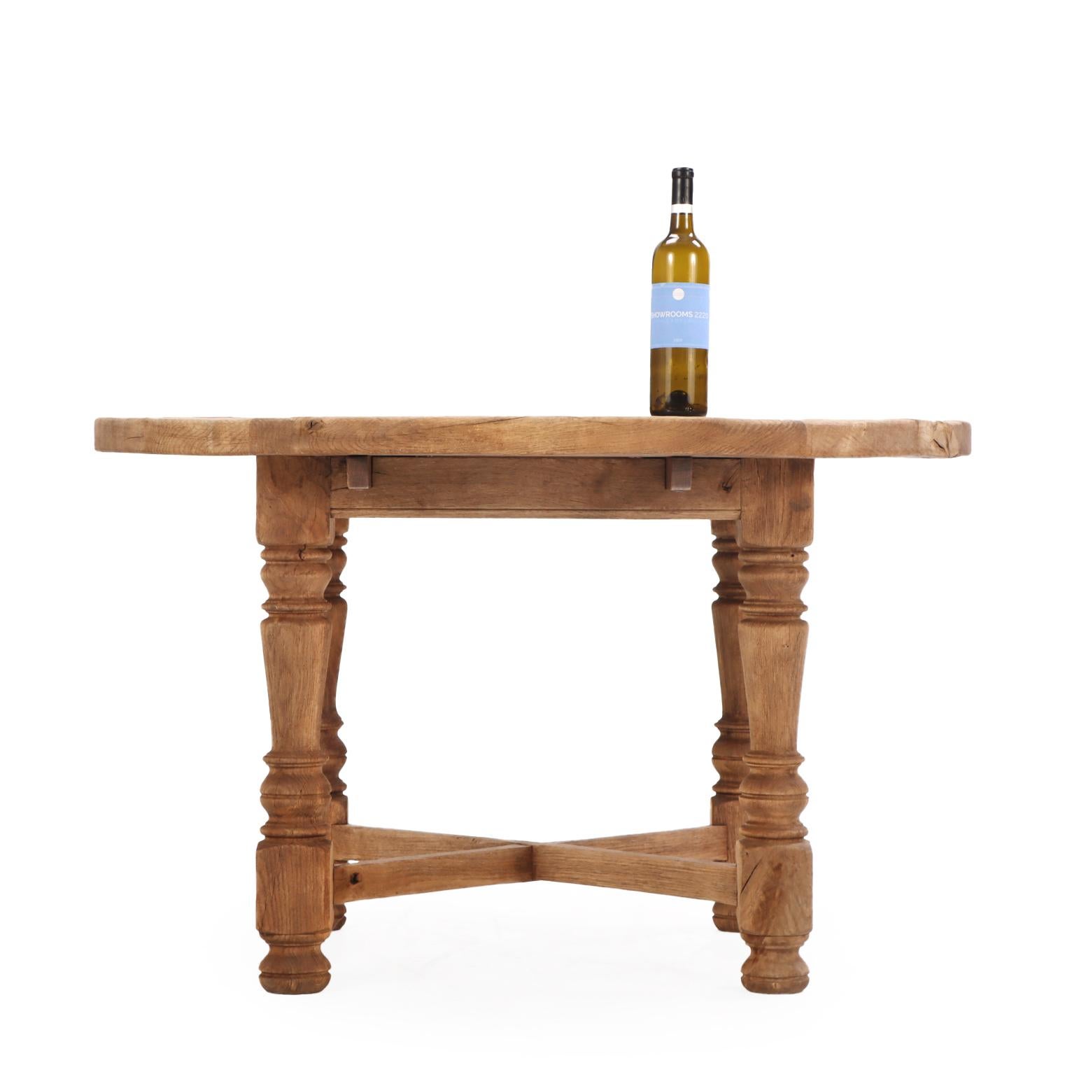 Sculpté Table de ferme française en Oak Oak, C.C. 1900. en vente