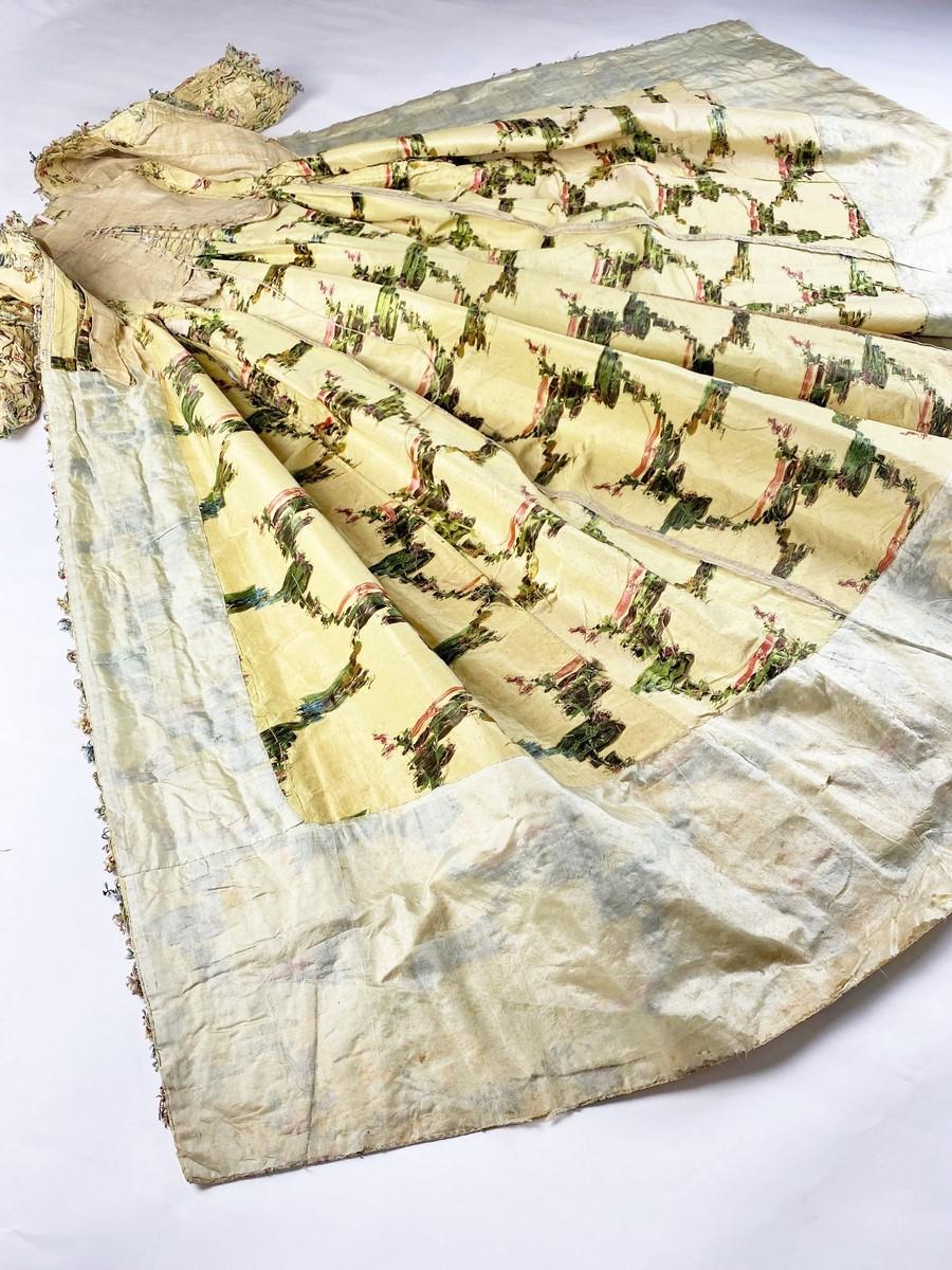 A french sack-back gown's coat and its stomacher in brocaded silk Circa 1760 7