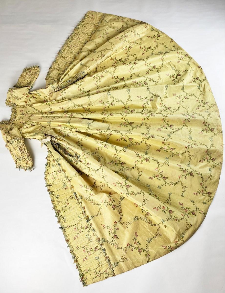 A french sack-back gown's coat and its stomacher in brocaded silk Circa 1760 8