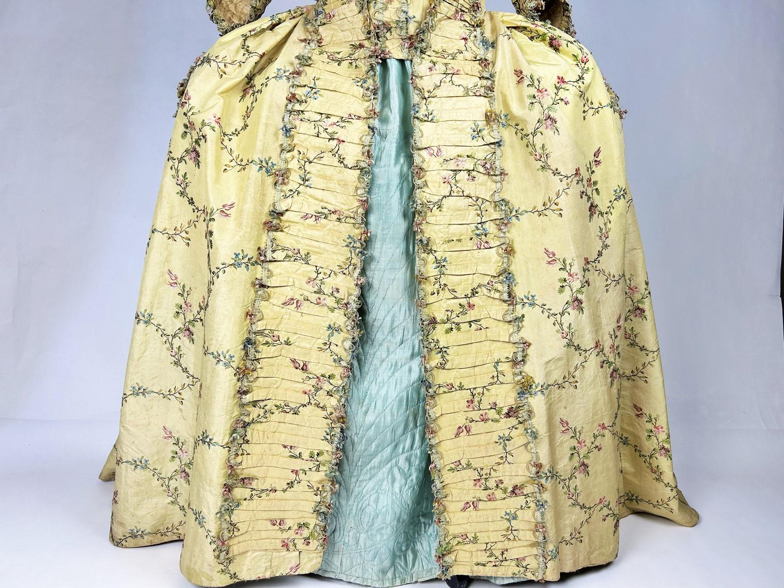 Beige A french sack-back gown's coat and its stomacher in brocaded silk Circa 1760