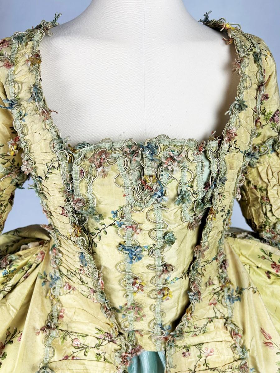 A french sack-back gown's coat and its stomacher in brocaded silk Circa 1760 In Fair Condition In Toulon, FR