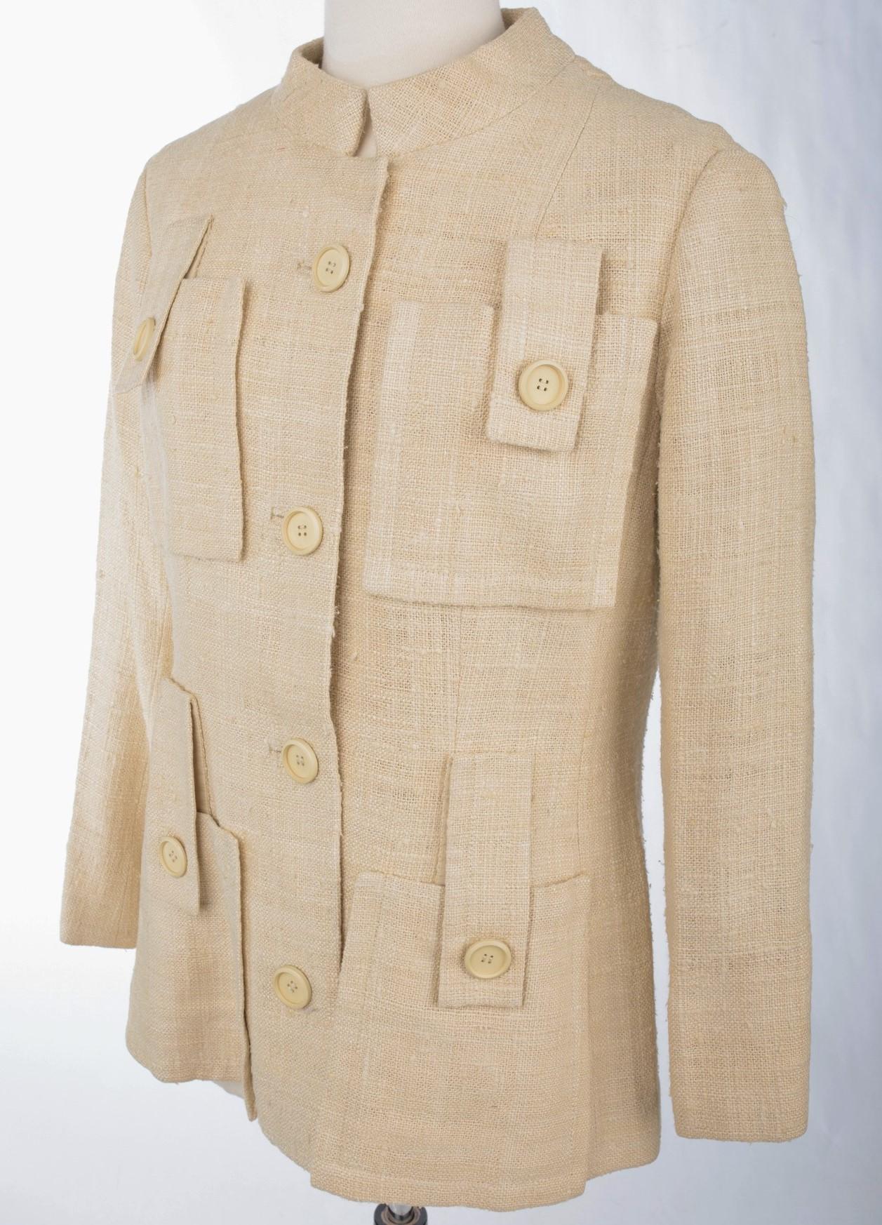 Circa 1968 - 1972

Frankreich

Wunderschöne Saharienne-Jacke aus beigem Leinen und Wildseide, wahrscheinlich ein unsignierter Prototyp für die Haute Couture, aus den Jahren 1968-1972. Taillierter Schnitt mit Mao-Kragen, der mit einem Druckknopf