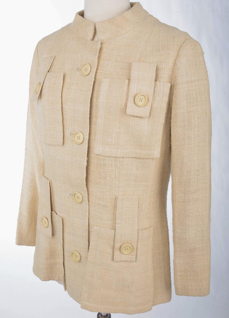 Circa 1968 - 1972

France

Beautiful Saharienne jacket in beige linen and wild silk, probably an unsigned prototype for Haute Couture, dating from 1968 -1972. Fitted cut with Mao collar closed by a snap button, long sleeves and four large pockets