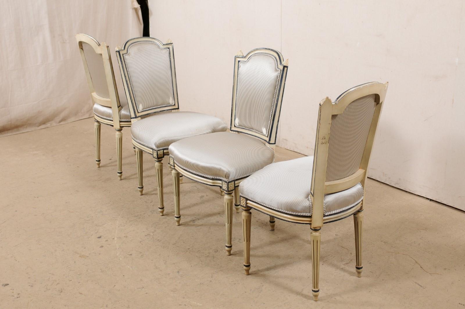 Bois Ensemble français de 4 chaises d'appoint en bois sculpté et peint et rembourré, milieu du 20ème siècle en vente