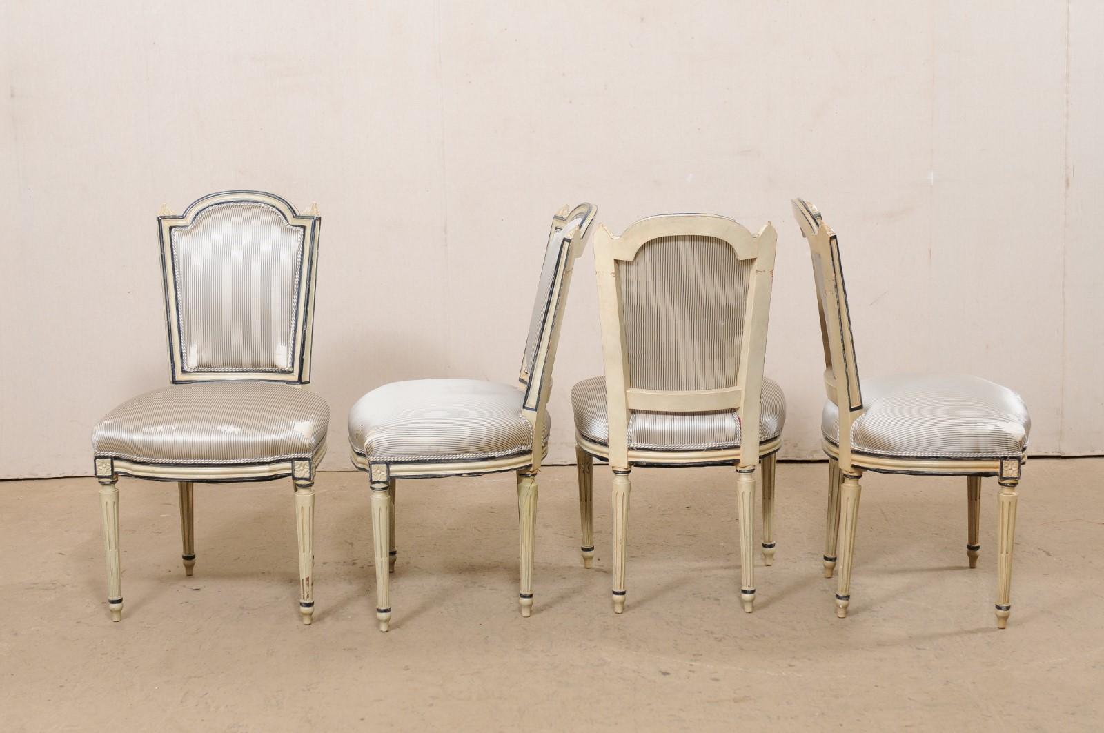 Französisches französisches Set aus 4 geschnitzten und bemalten Holzstühlen und gepolsterten Beistellstühlen, Mitte des 20. Jahrhunderts im Angebot 6