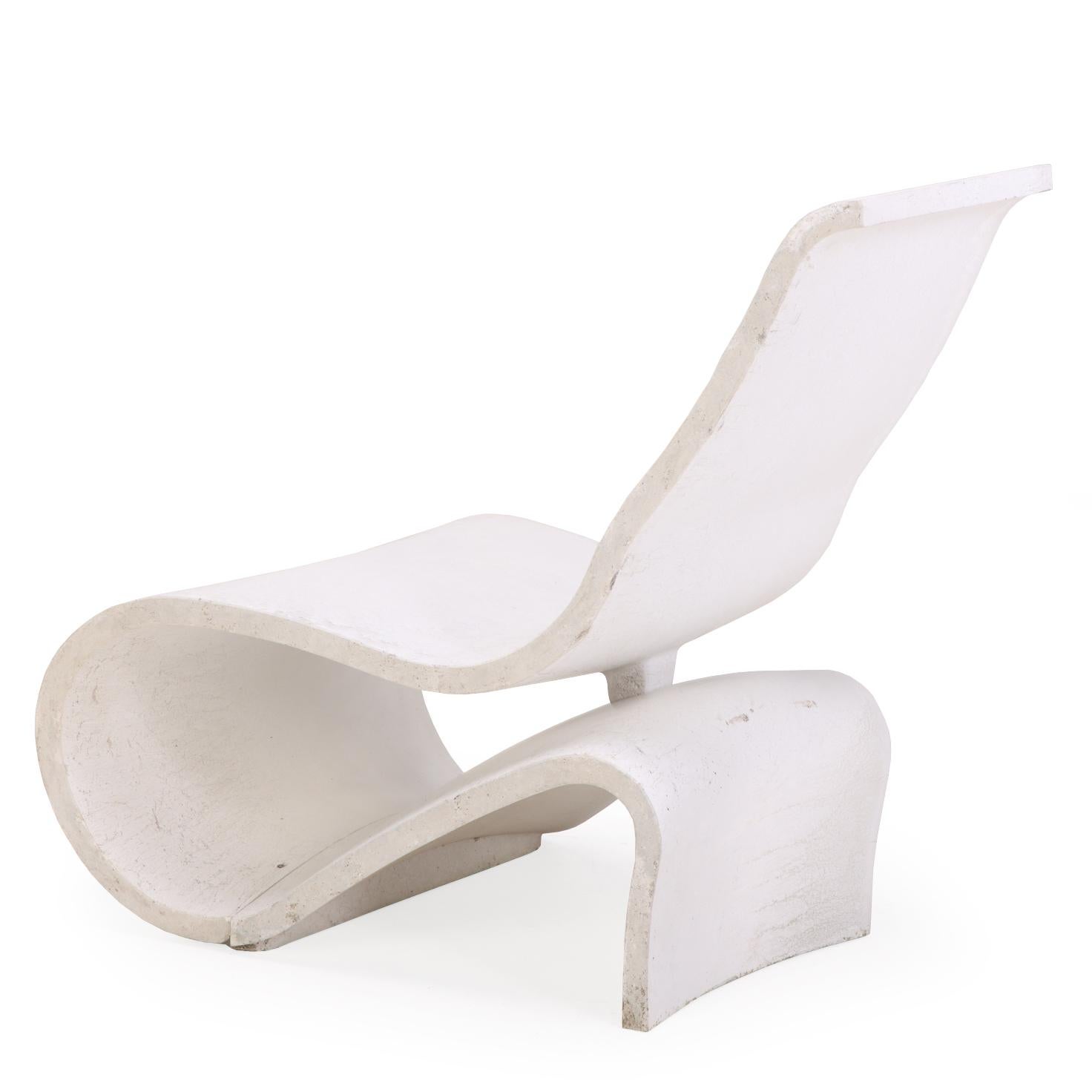 Un set scultoreo di tre pezzi che comprende due sedie lounge a forma di onda e un pouf abbinato, tutti realizzati in cemento. Le silhouette sinuose e la superficie tattile catturano il fascino del tardo XX secolo del modernismo organico e della