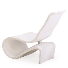 Juego francés de dos sillas de cemento pintado y taburete a juego, c. 1985.