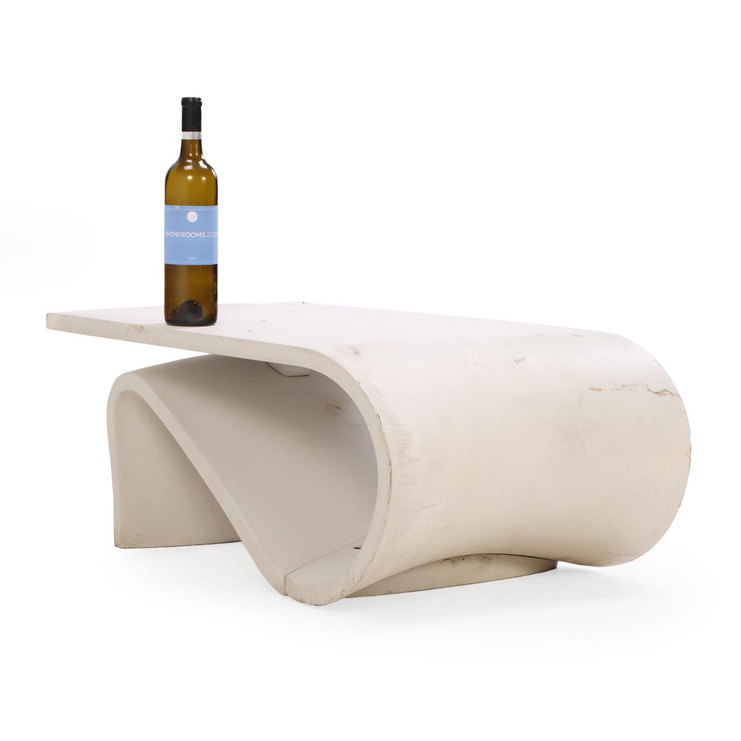Organico moderno Un set francese di due sedie in cemento dipinte e uno sgabello abbinato, C. 1985. in vendita