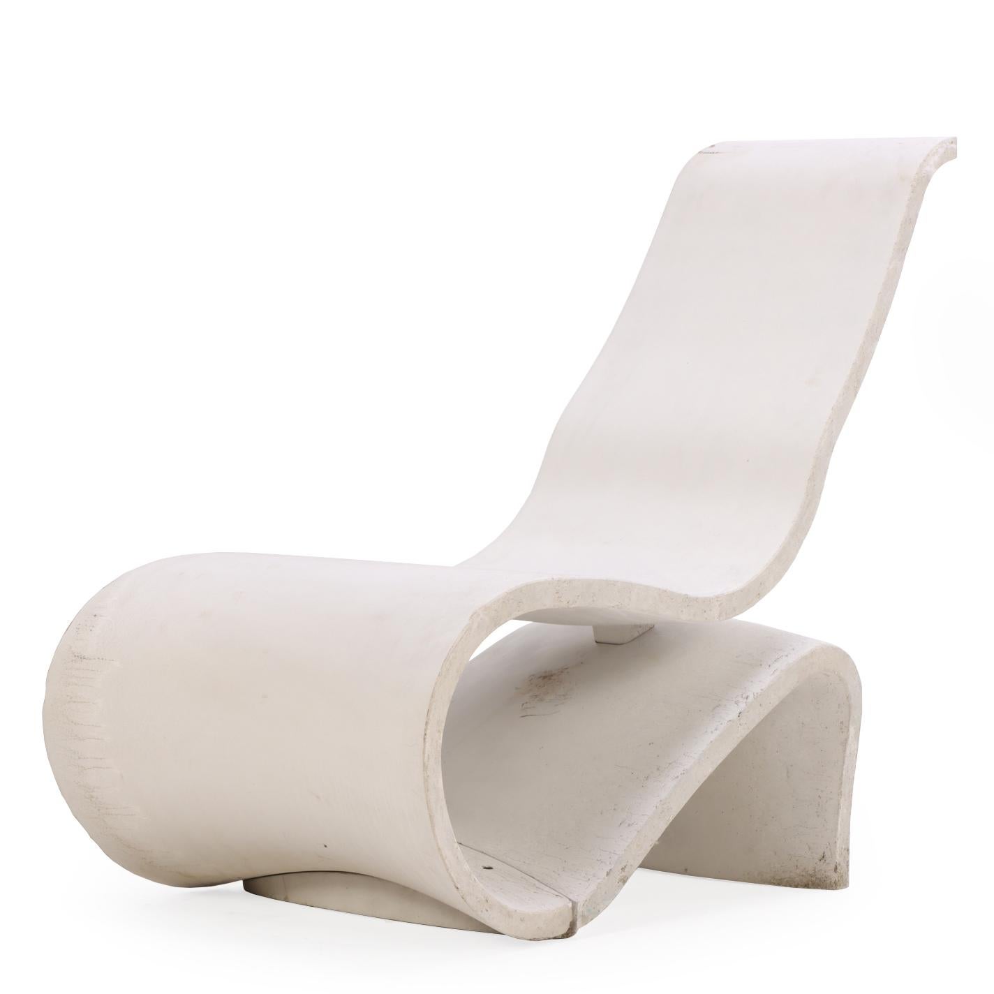 XX secolo Un set francese di due sedie in cemento dipinte e uno sgabello abbinato, C. 1985. in vendita