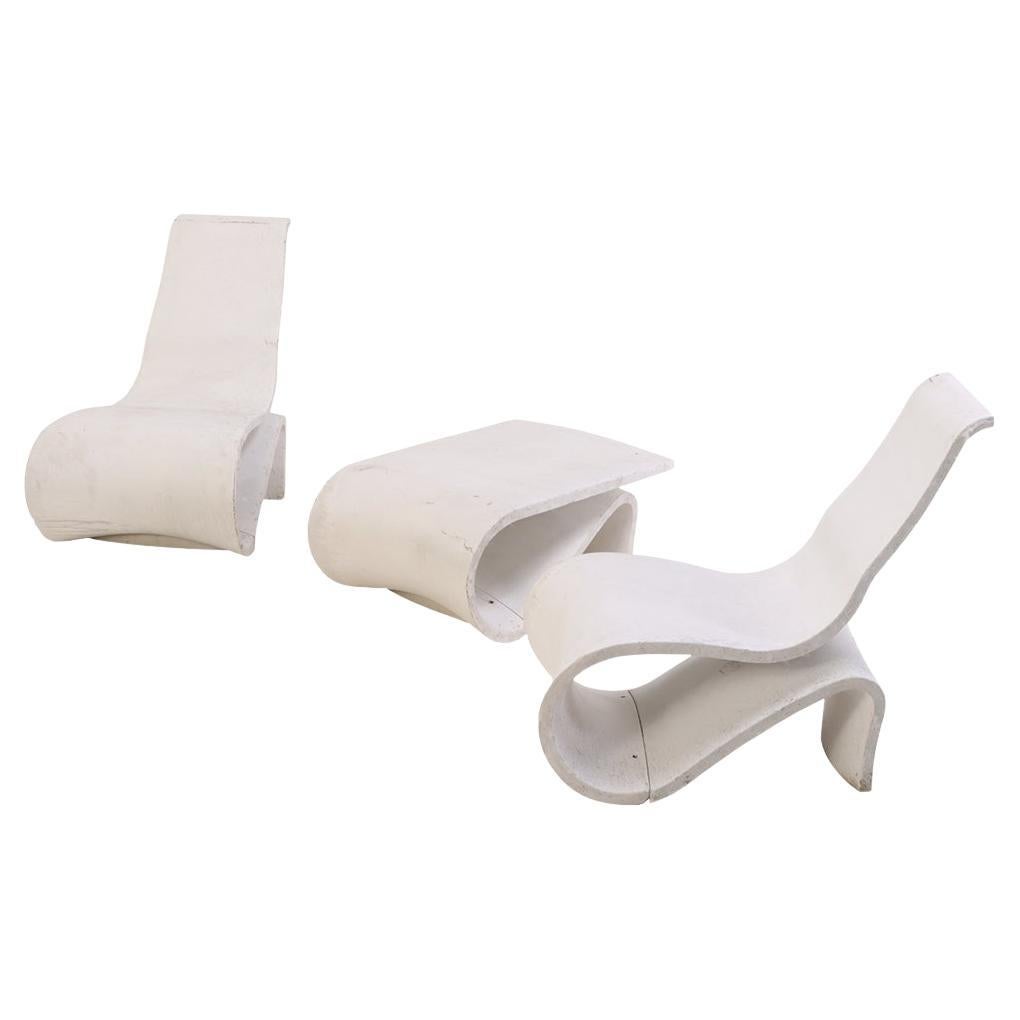 Un set francese di due sedie in cemento dipinte e uno sgabello abbinato, C. 1985. in vendita