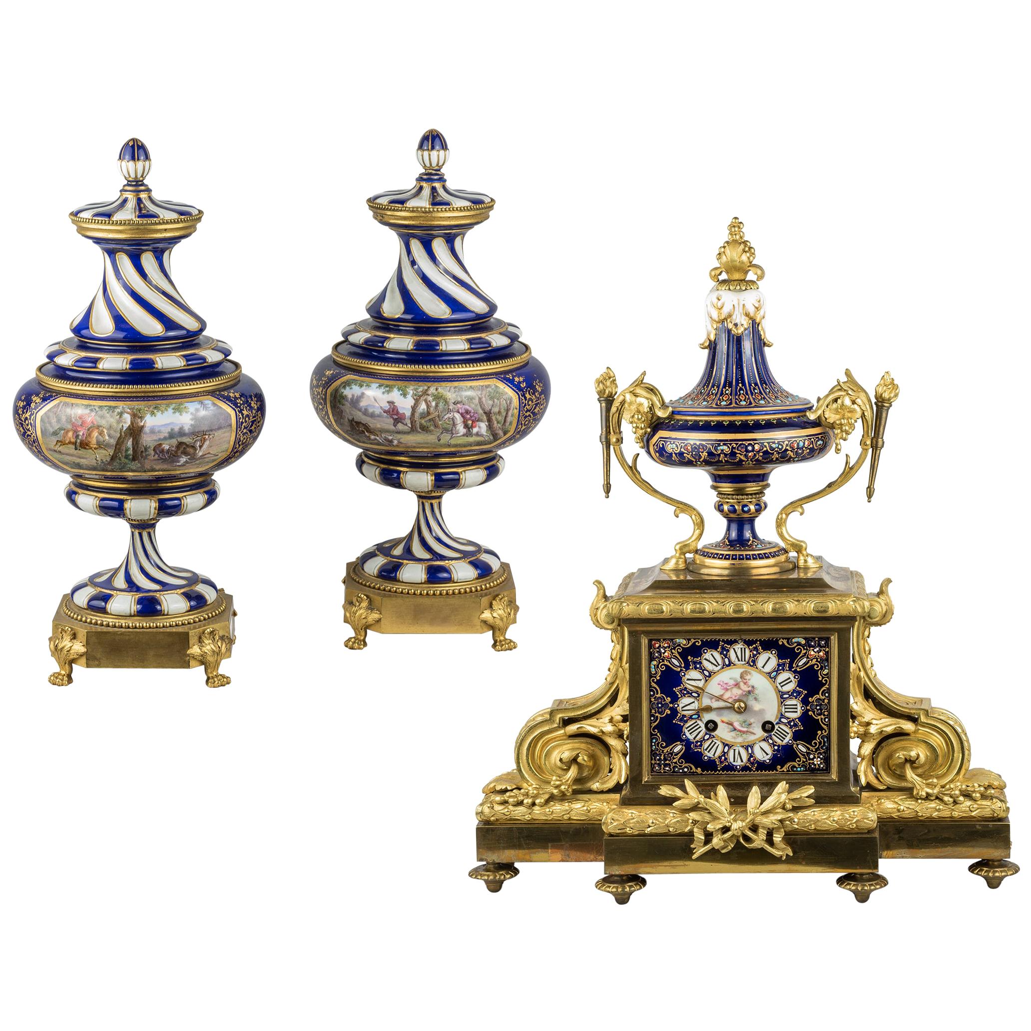 Französische Sèvres-Uhrenserie aus vergoldeter Bronze und juwelenbesetztem Porzellan