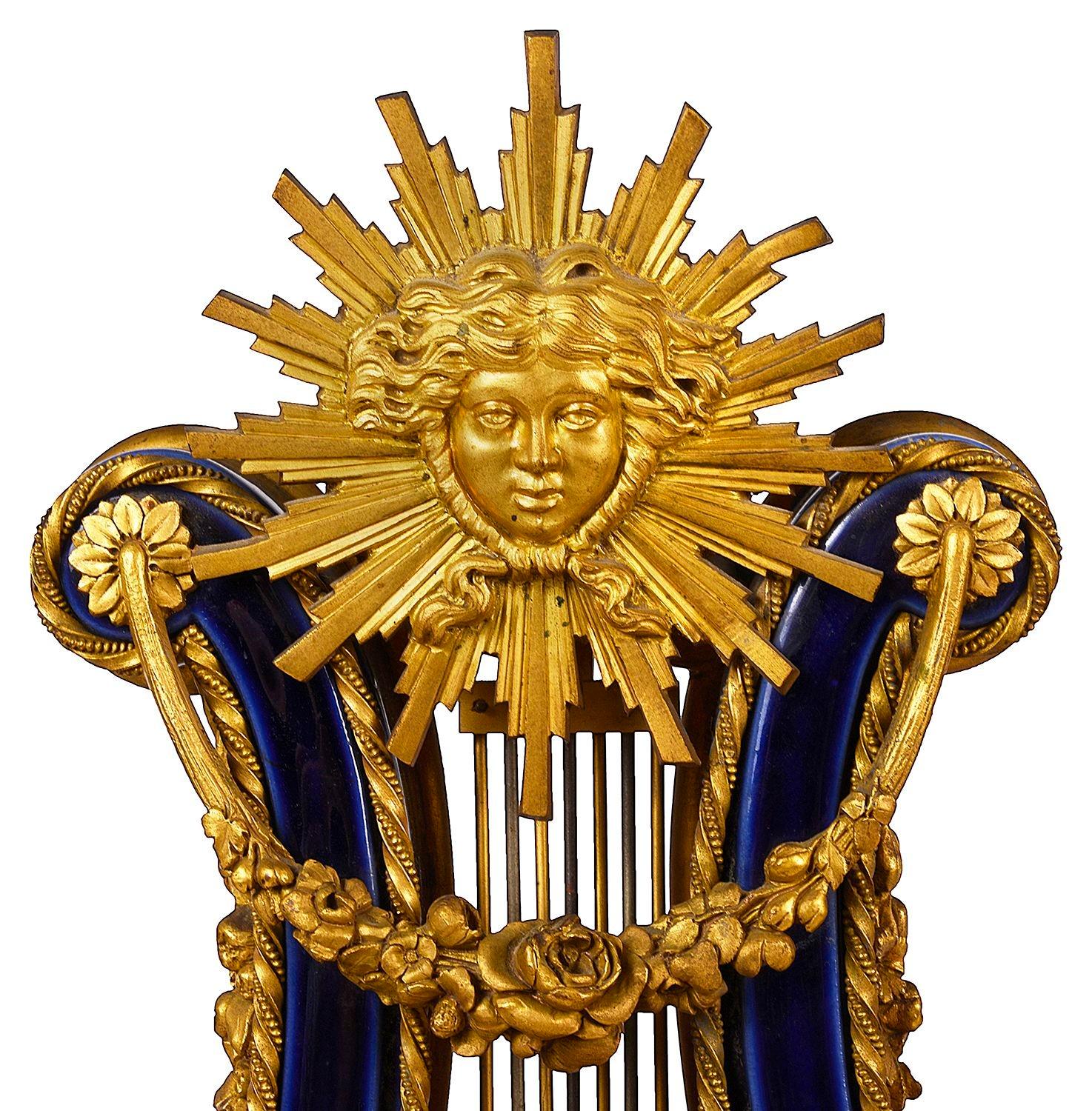 Louis XVI Horloge en forme de lyre de style Sèvres française en porcelaine et bronze doré en vente