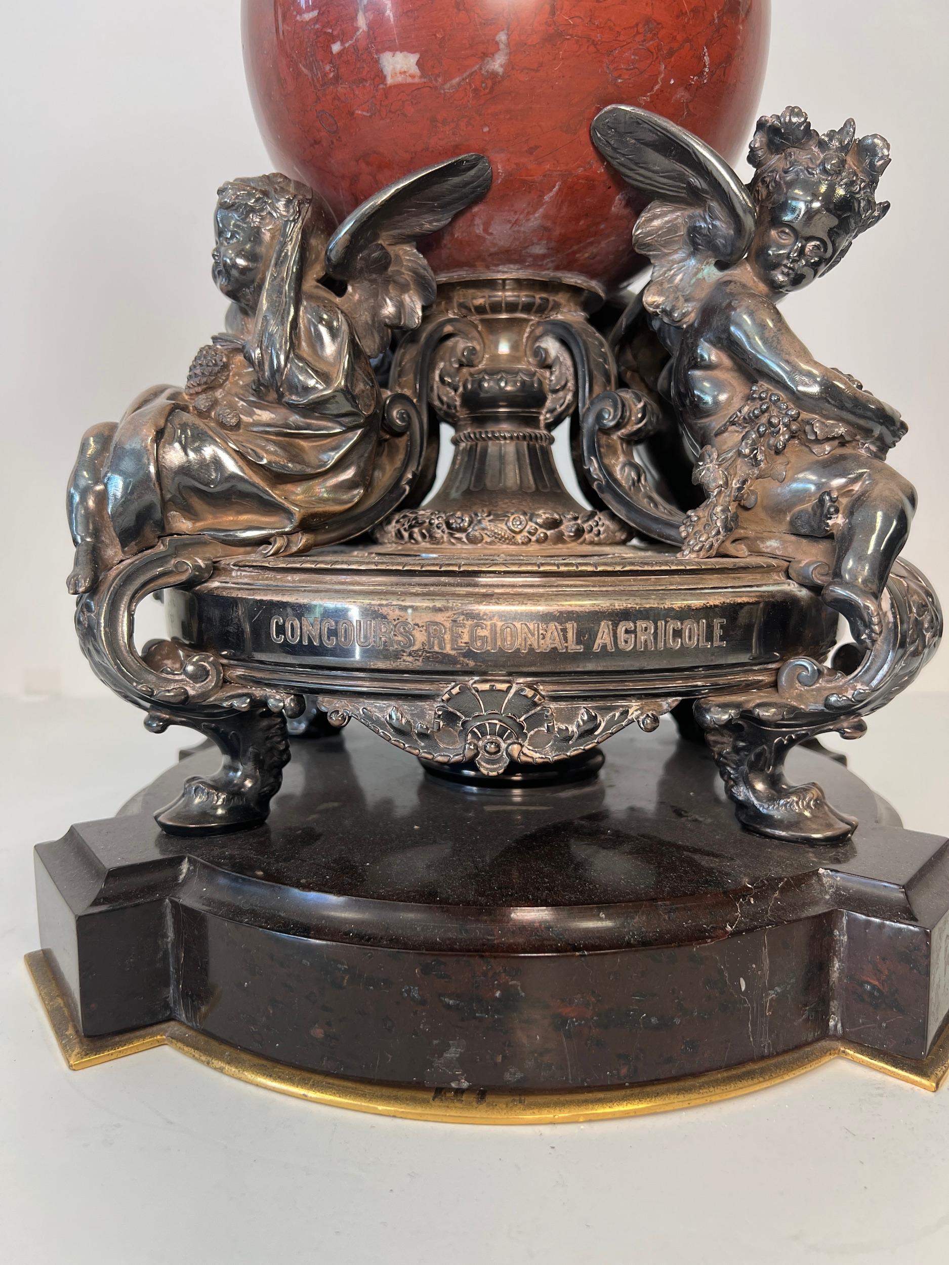 XIXe siècle Trophée de présentation français en argent et marbre rouge par Chrisofle & Cie, vers 1885 en vente