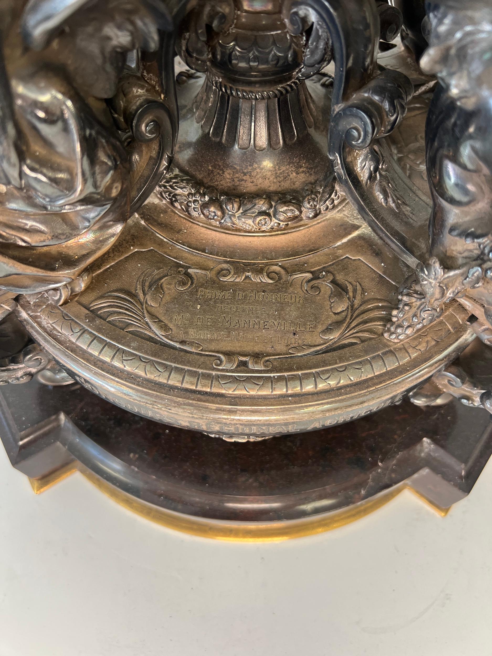 Argent Trophée de présentation français en argent et marbre rouge par Chrisofle & Cie, vers 1885 en vente
