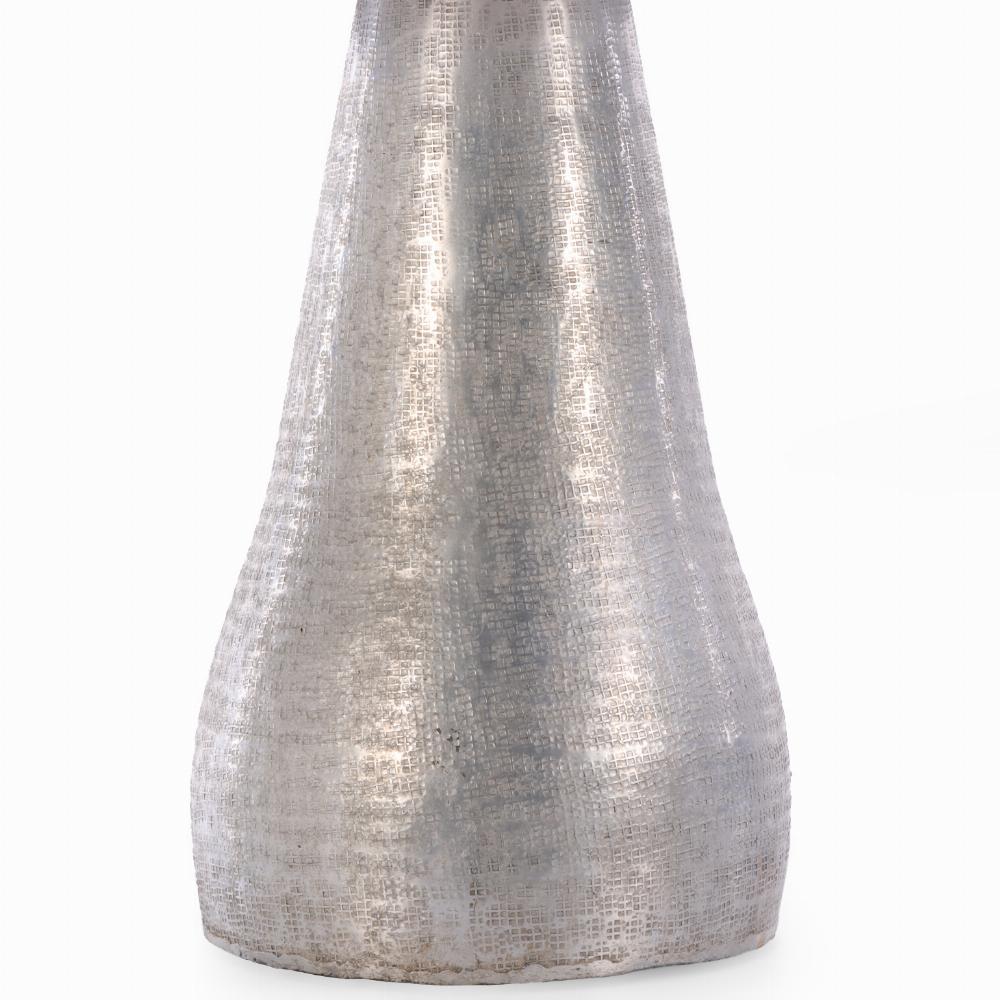 Replongez dans l'âge d'or du design avec cette sculpture vintage en aluminium en forme de champignon, une pièce intemporelle qui allie sans effort le charme rétro à l'aspect industriel. Dotée d'un abat-jour élégant en forme de dôme et d'un corps