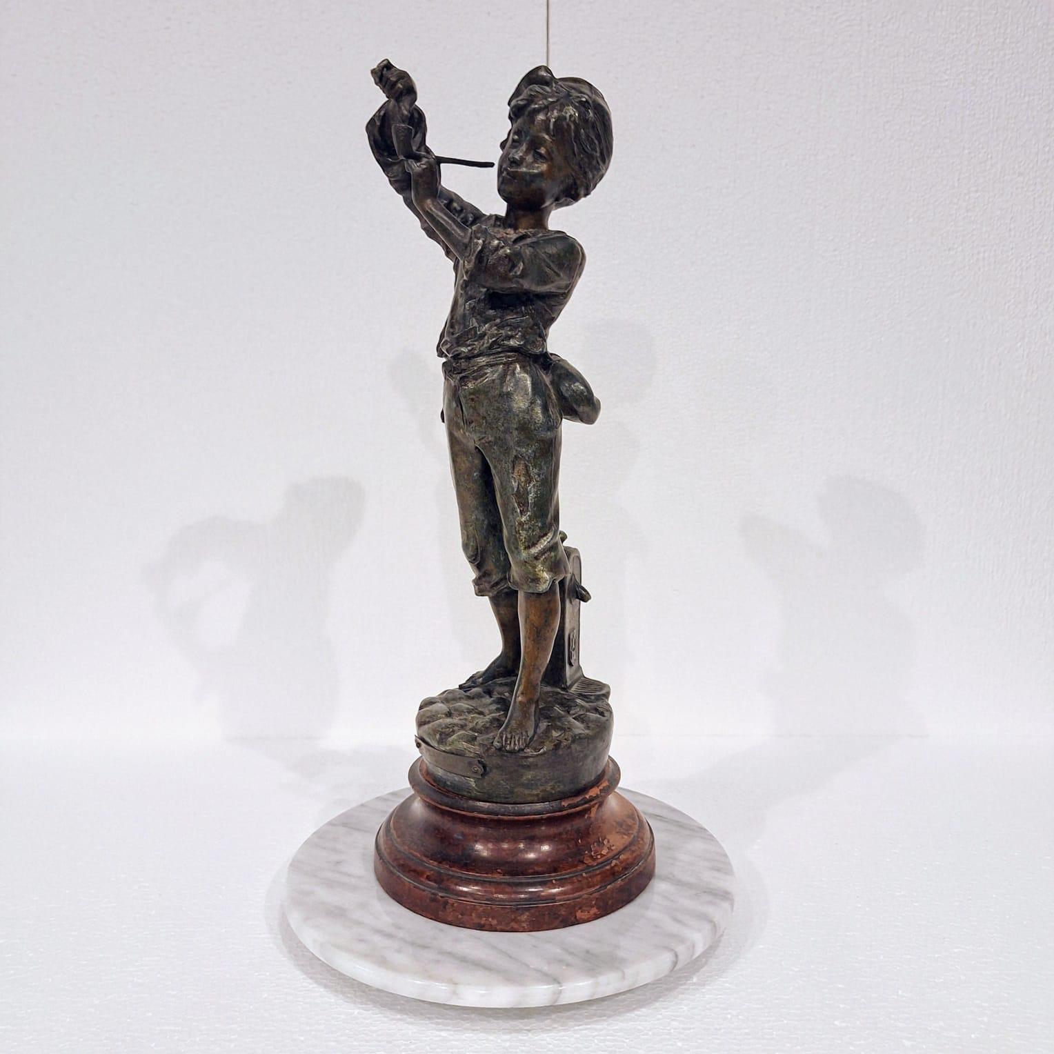Statua in spelta intitolata Il Flaneur, opera di Delavigne, fine del XIX secolo. T

Raffigura un ragazzo che si accende la pipa

La statua è realizzata in spelta con una patina di bronzo e poggia su una base di legno.