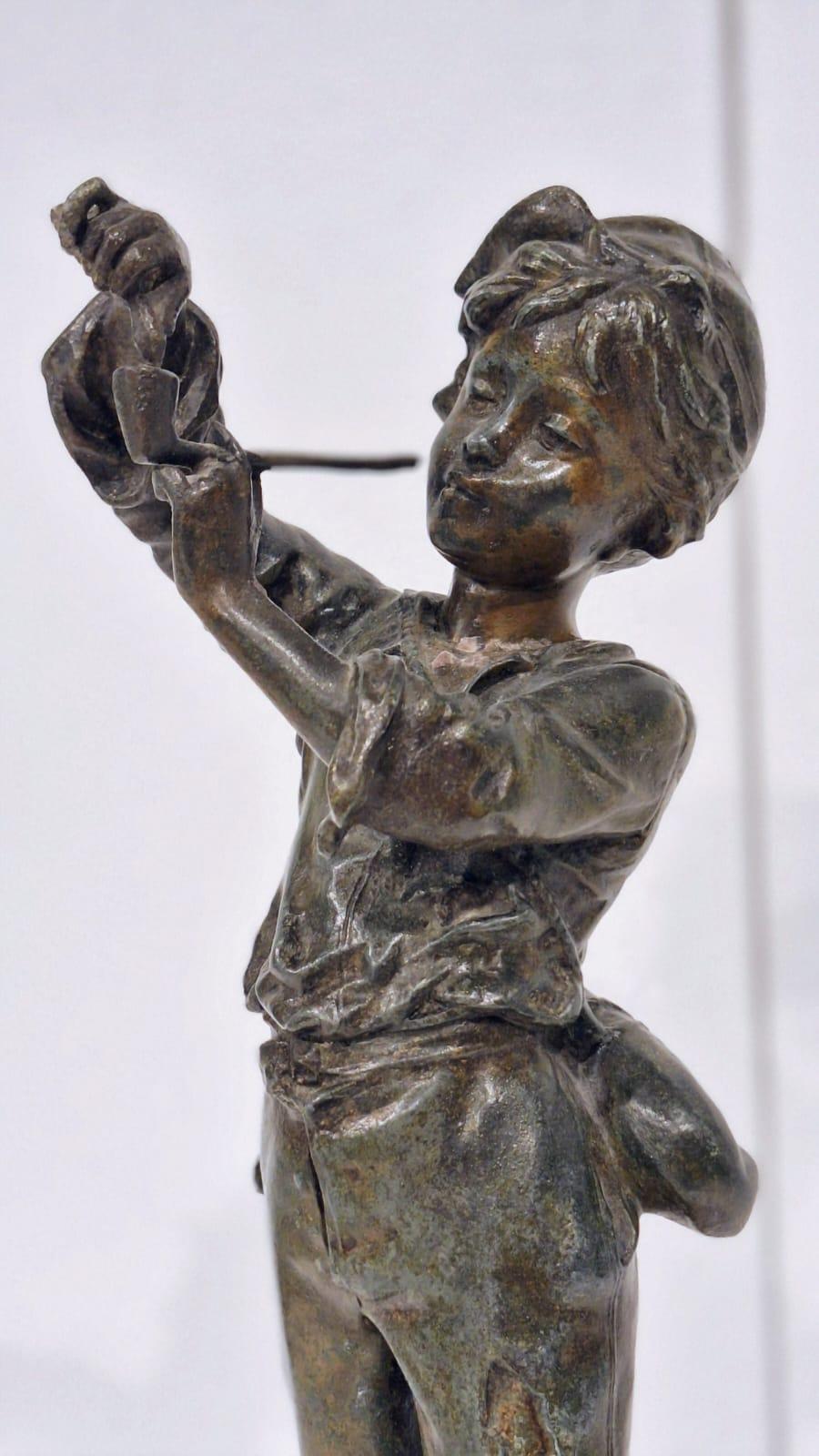 Francese Statua francese in ghisa raffigurante un ragazzo che accende la pipa in vendita