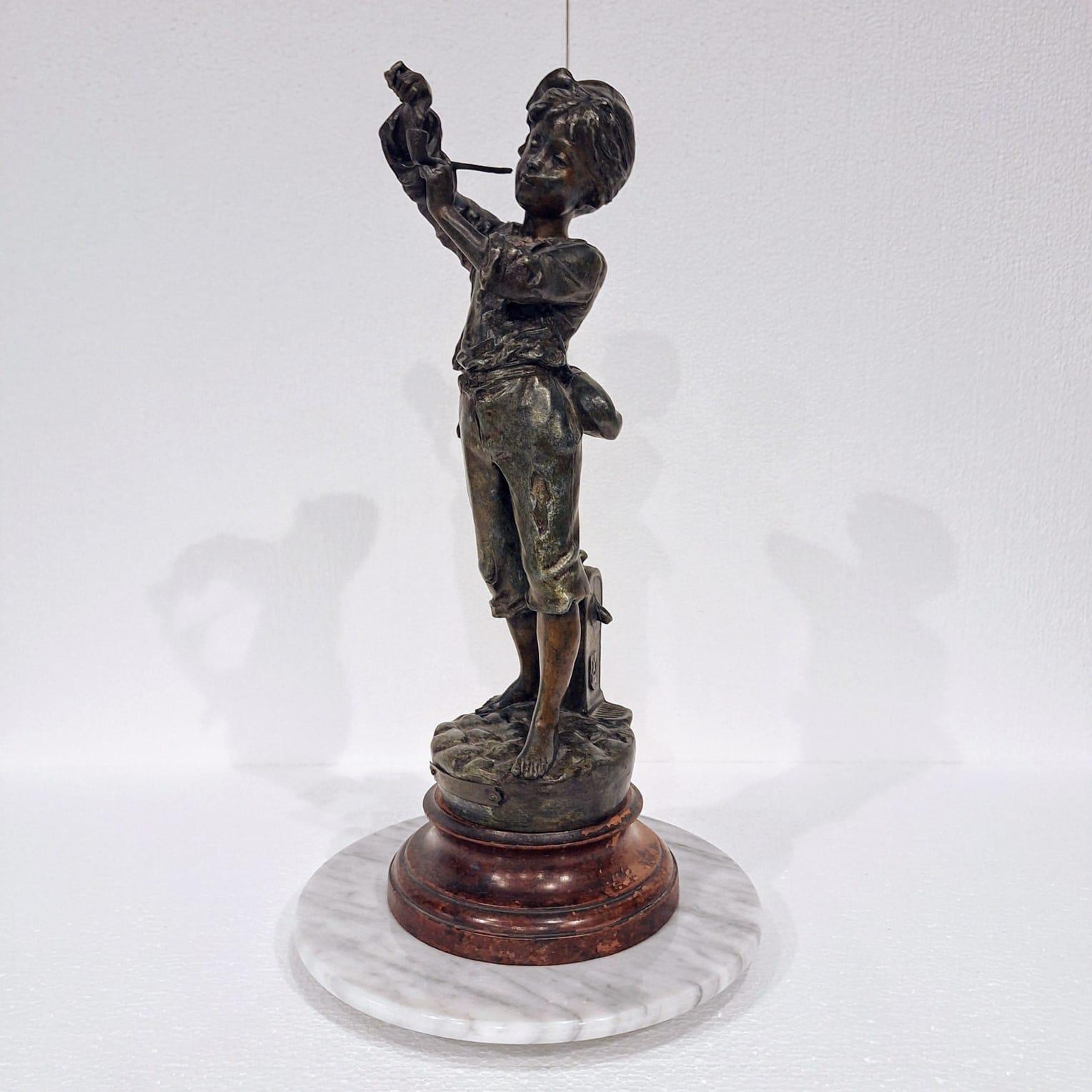 Statua francese in ghisa raffigurante un ragazzo che accende la pipa In condizioni buone in vendita a MIJDRECHT, NL