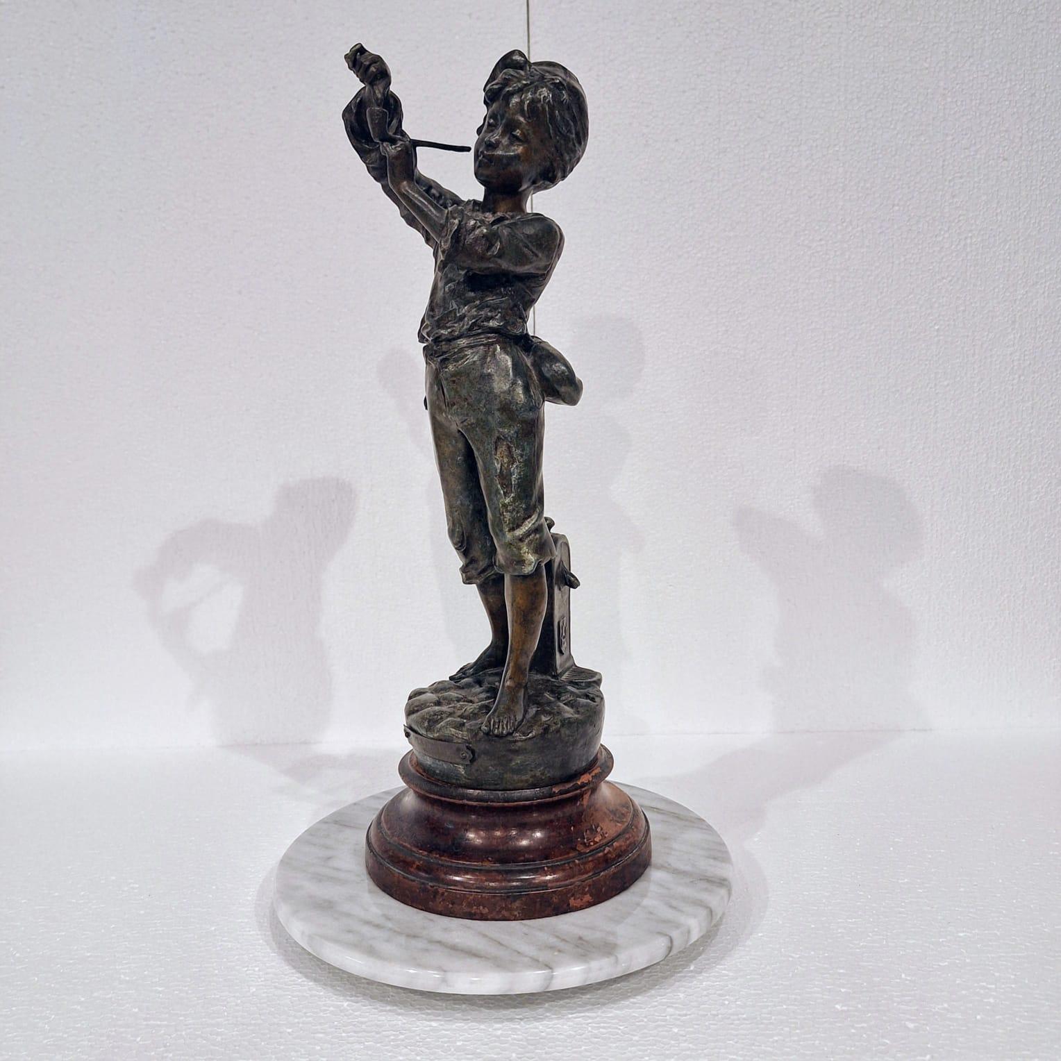 Zinco commerciale Statua francese in ghisa raffigurante un ragazzo che accende la pipa in vendita