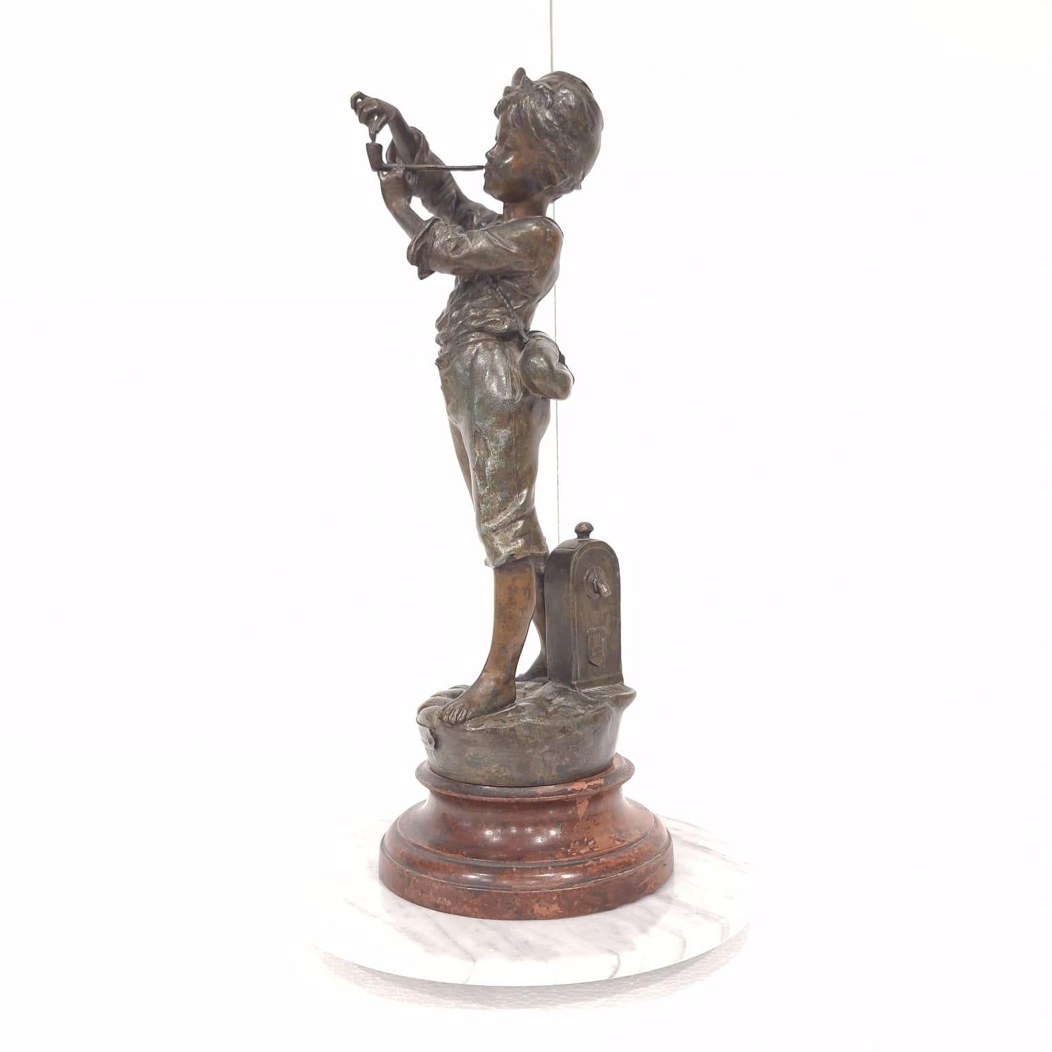 Statua francese in ghisa raffigurante un ragazzo che accende la pipa in vendita 2