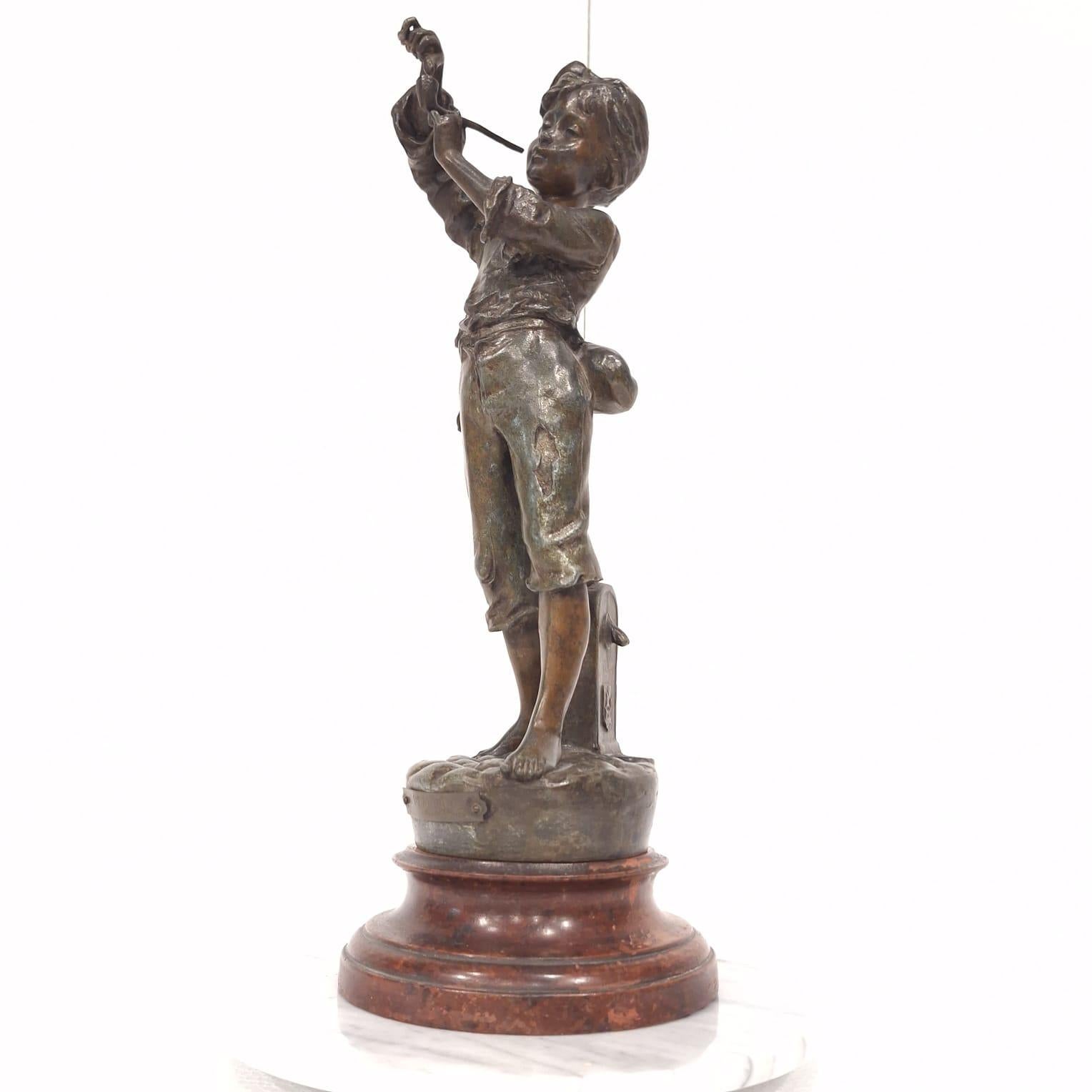 Statua francese in ghisa raffigurante un ragazzo che accende la pipa in vendita 3