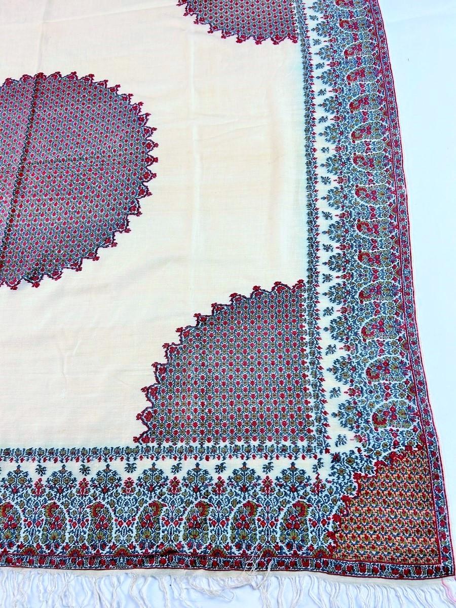 A french squared Paisley Moon Shawl woven silk and wool Circa 1830 In Good Condition In Toulon, FR