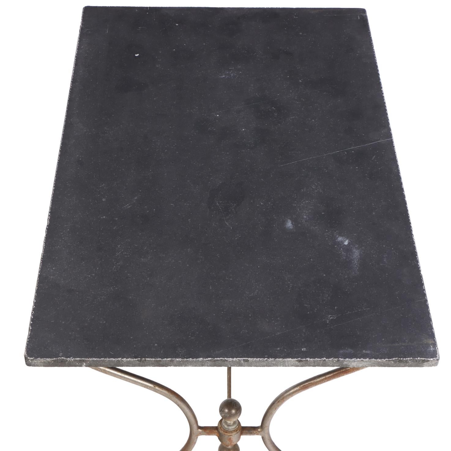 20ième siècle Table française en acier et en fer avec un plateau en A.Stone Stone, C.C. 1940. en vente