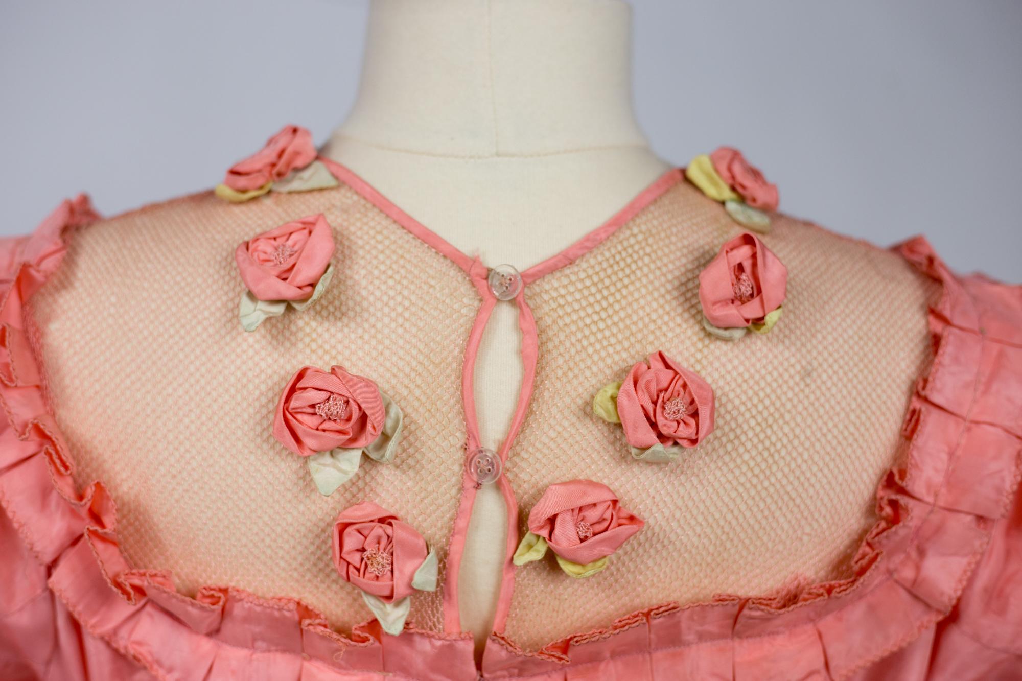 A French Summer Dress In artificial silk Taffeta Fabric Circa 1920/1930 For Sale 6