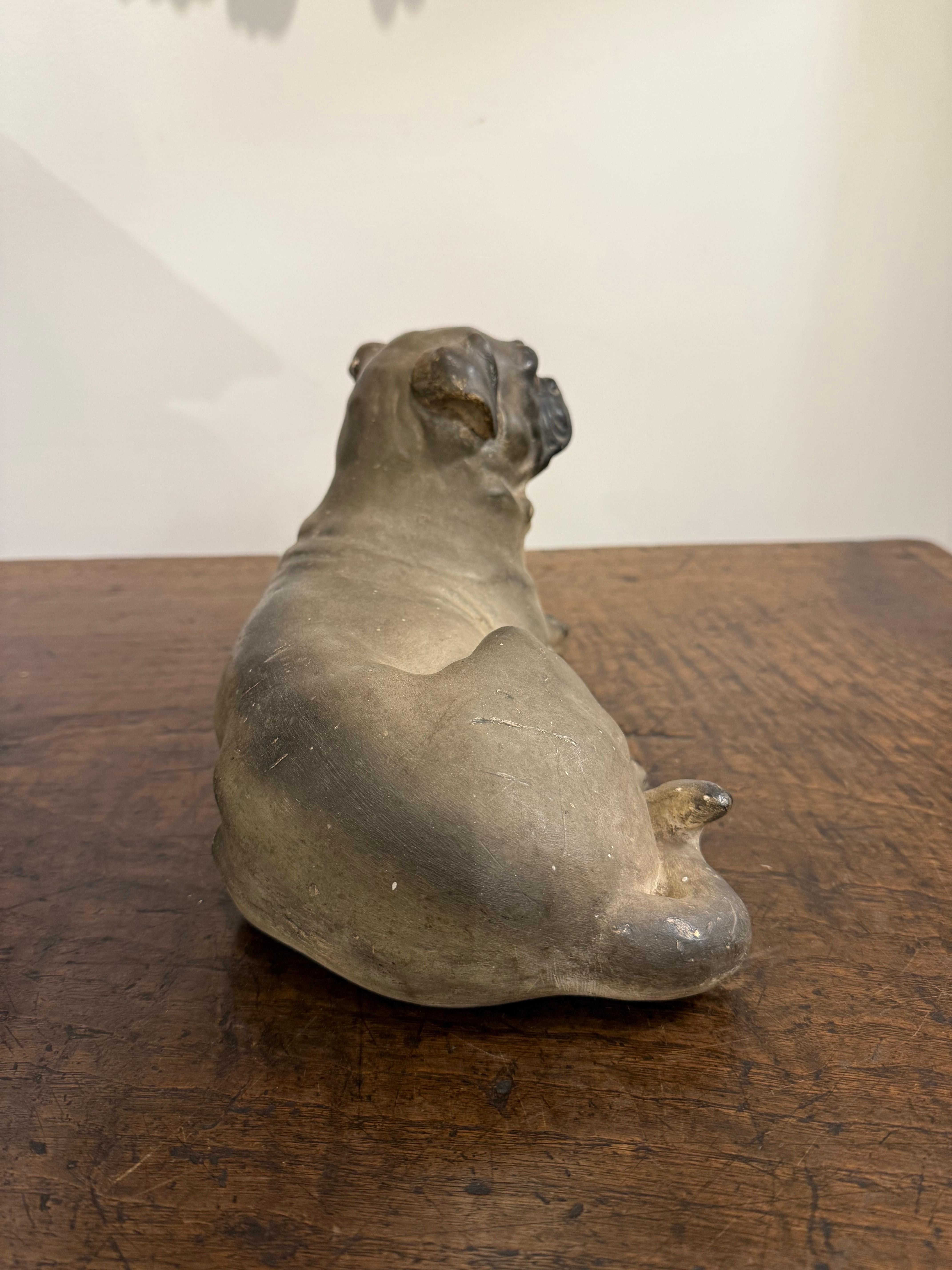 Fatto a mano Carlino francese in terracotta, XIX secolo in vendita
