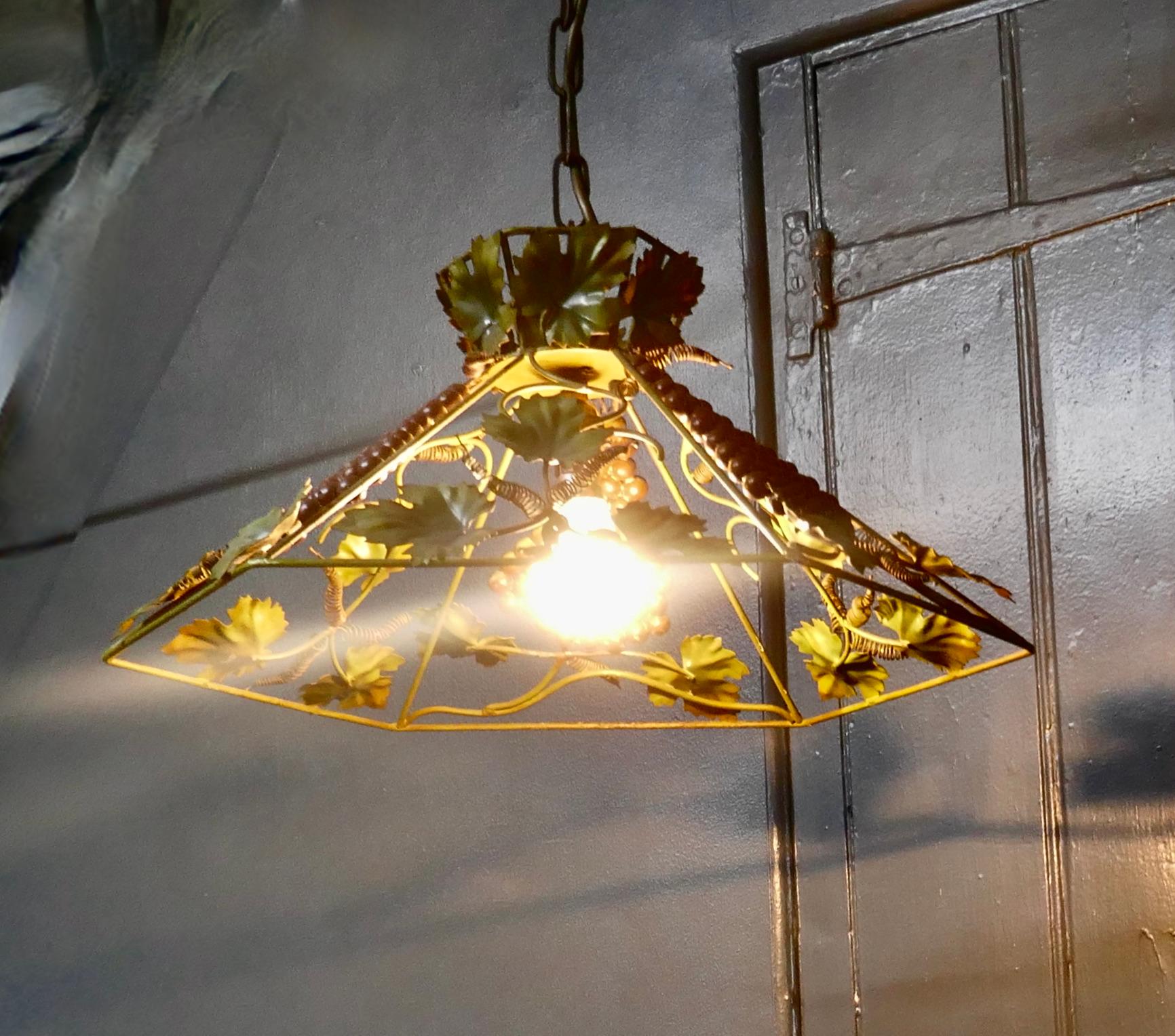 Plafoniera Bistro in toleware francese, decorata con tralci di vite

Si tratta di una plafoniera a 6 lati molto decorativa, decorata con foglie di vite e grappoli d'uva. 
Si tratta di un'applique molto insolita, realizzata in Toleware francese,
