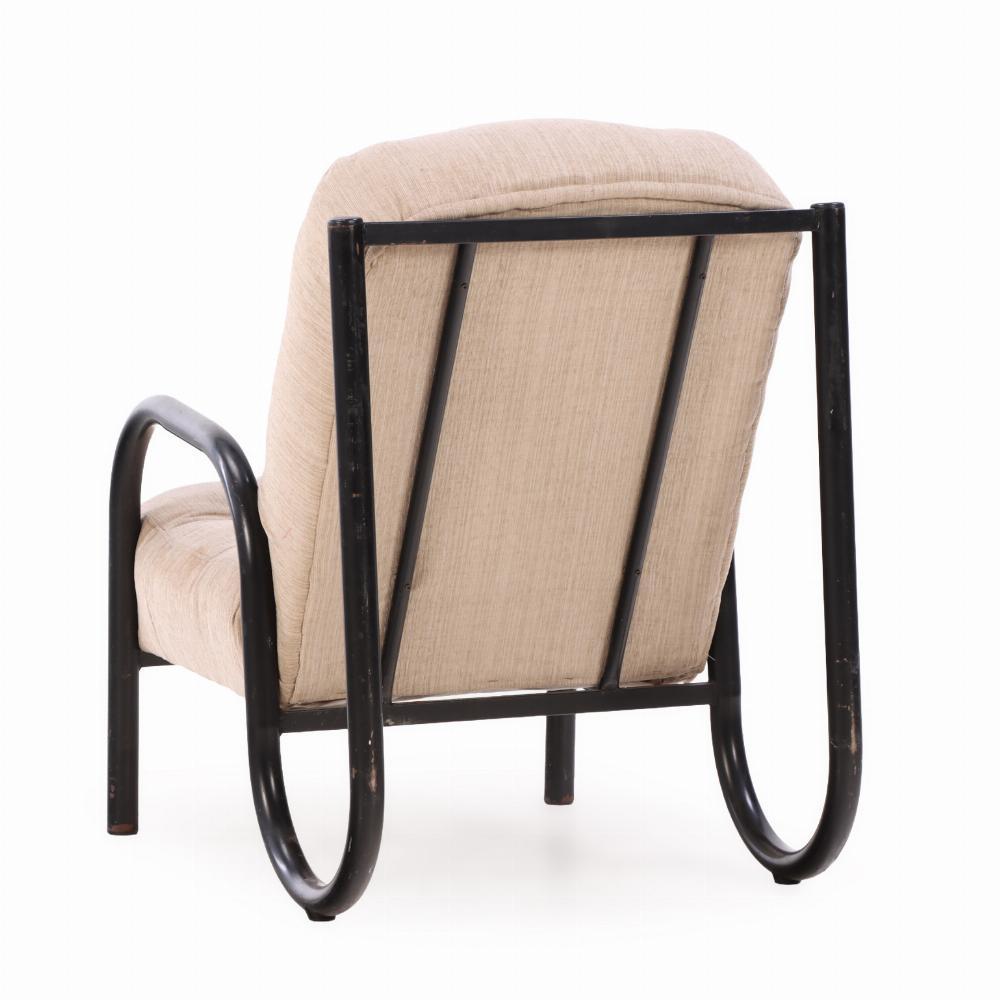 Un escultural sillón francés de los años sesenta, con un elegante armazón de hierro tubular y una forma minimalista indicativa del diseño industrial europeo de mediados de siglo. La silueta de la silla es a la vez utilitaria y elegante, con