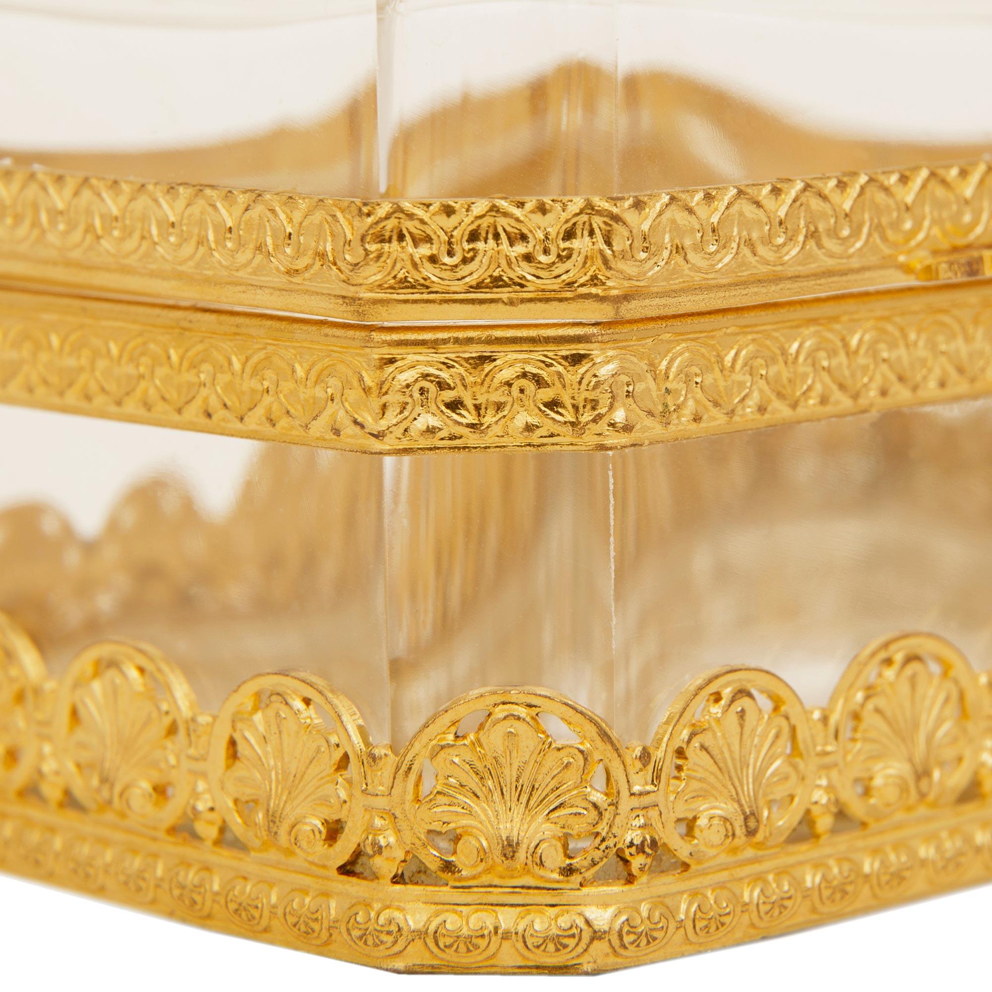 Eine französische Dose aus vergoldetem Metall und Kristall der Jahrhundertwende, Baccarat zugeschrieben im Angebot 2