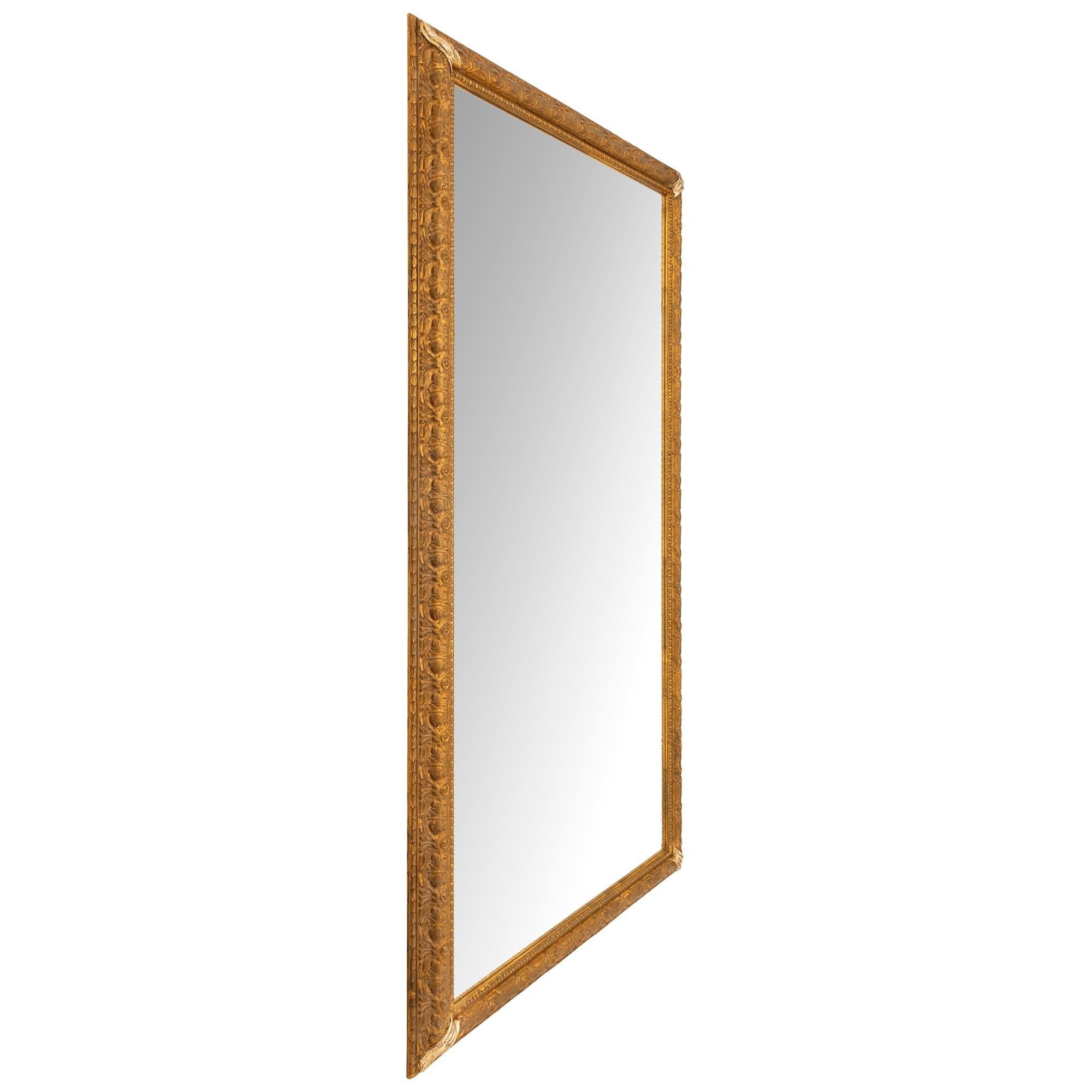Français Miroir français du début du siècle, de style Louis XVI, avec des feuilles d'argent et de méca. en vente