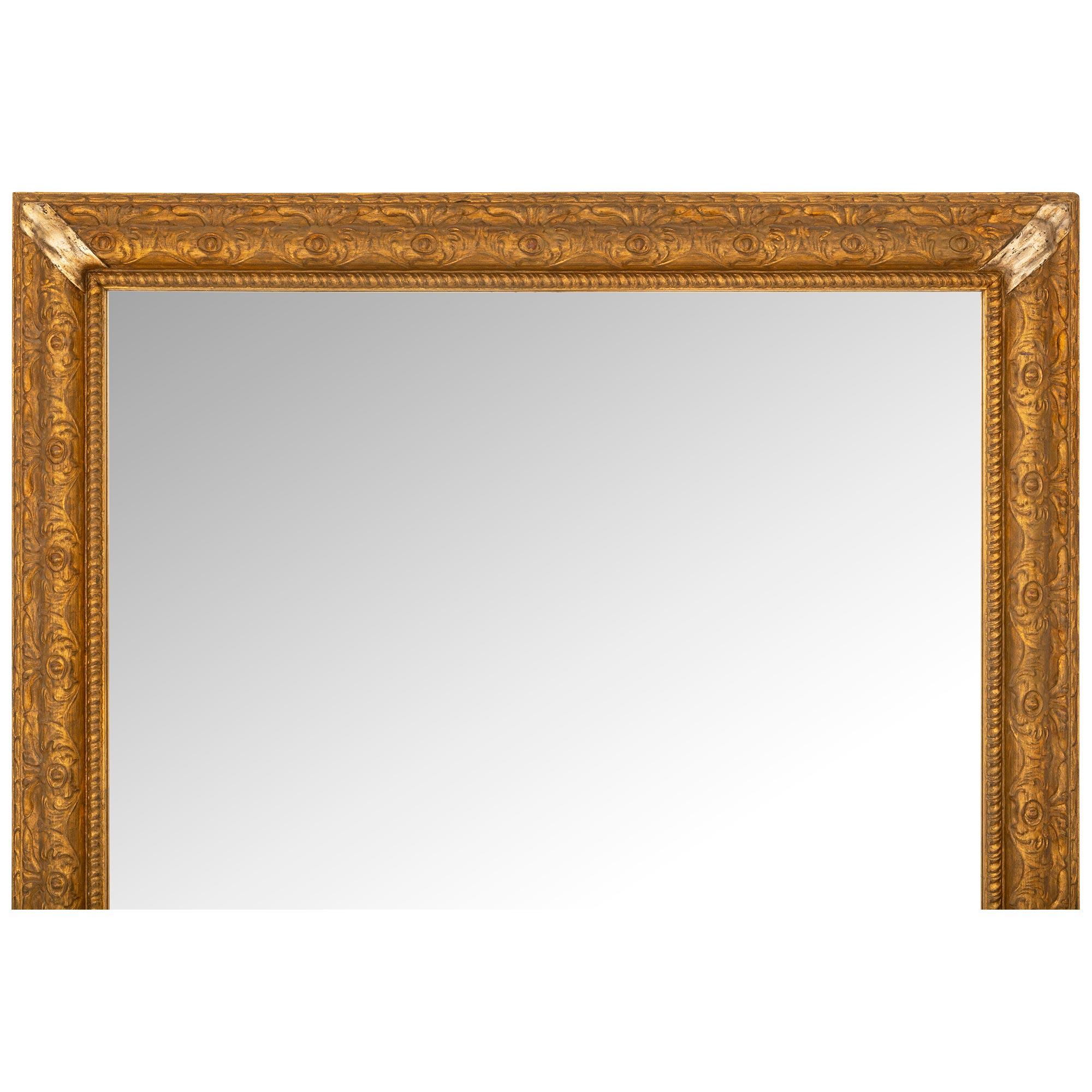 Miroir français du début du siècle, de style Louis XVI, avec des feuilles d'argent et de méca. Bon état - En vente à West Palm Beach, FL