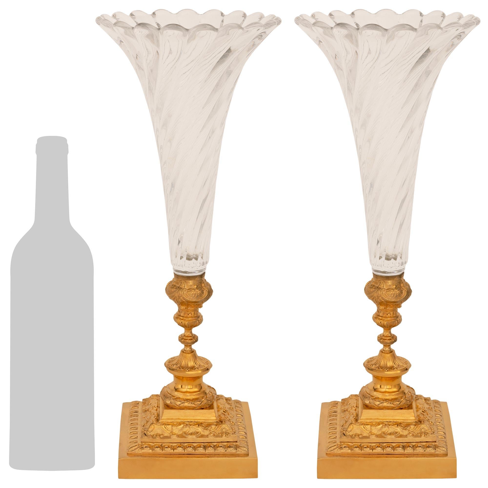 Una coppia decorativa e molto elegante di vasi francesi di fine secolo Luigi XVI in Ormolu e vetro. Ogni vaso, splendidamente decorato, è sollevato da una base quadrata liscia e sormontato da una piattaforma a gradini con disegni a dentello e