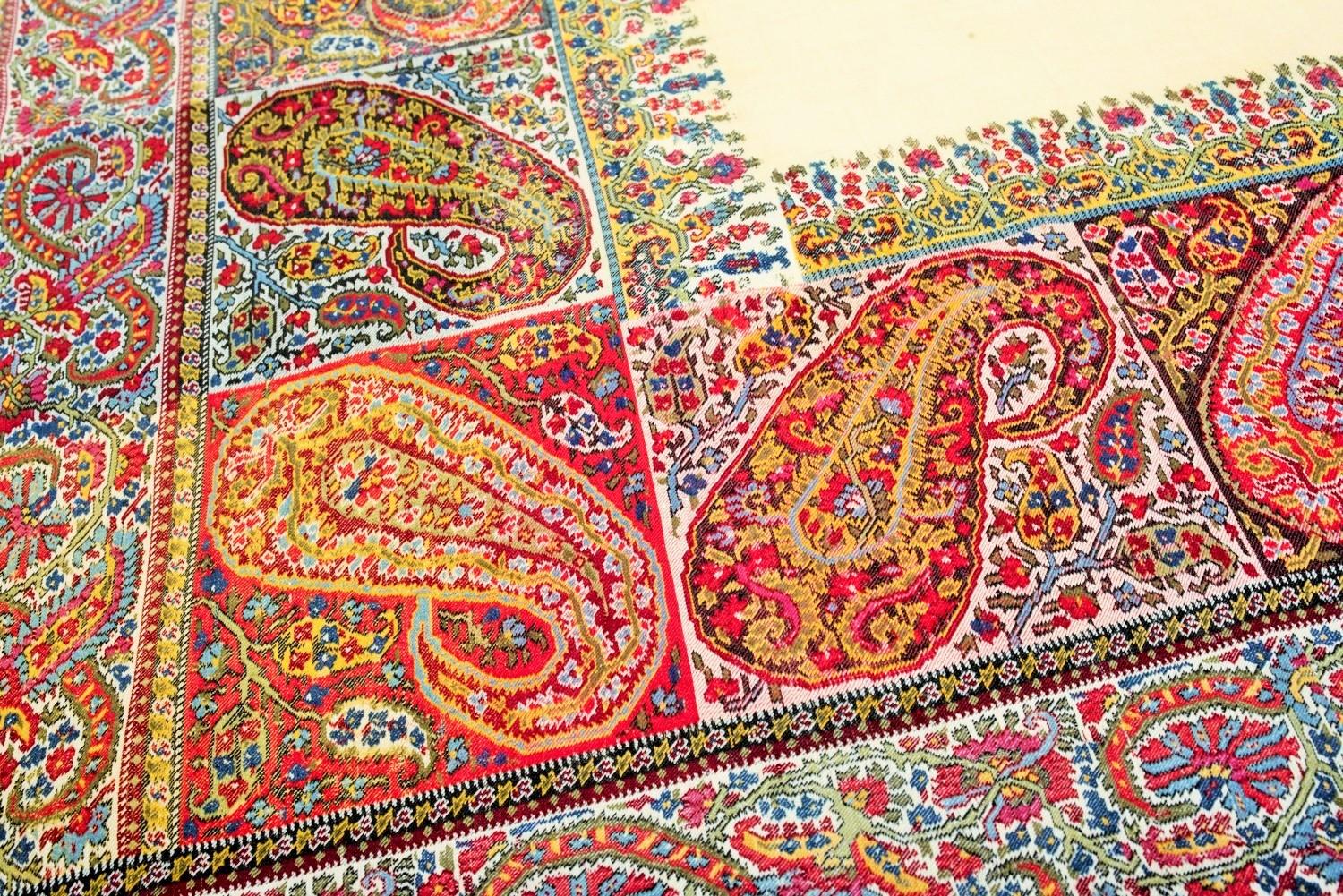 A French Turn Over Harlequin Cashmere shawl - France Circa 1825 In Good Condition In Toulon, FR