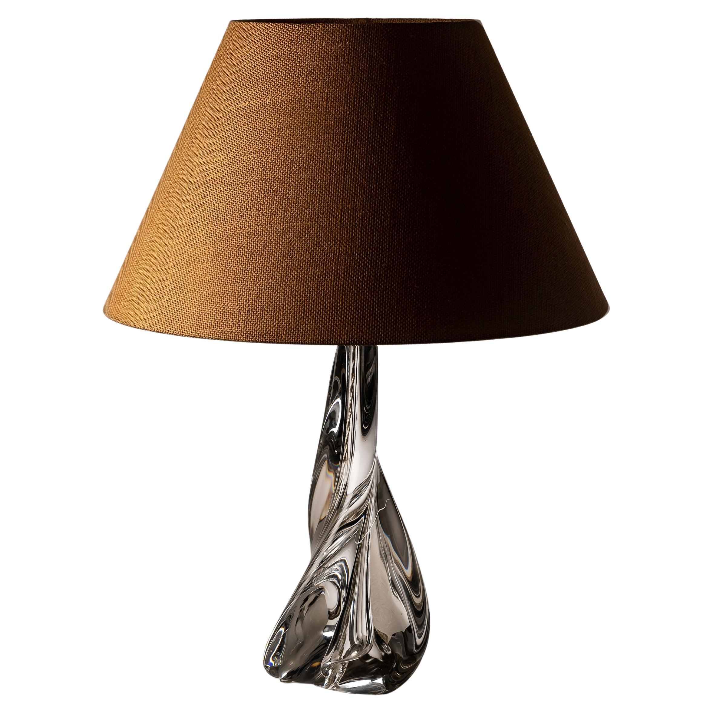 This French Twisted Crystal table lamp by Saint Louis from the 1950s presents an irresistible opportunity to infuse your space with timeless elegance and unparalleled craftsmanship. Saint Louis, renowned for its centuries-old tradition of