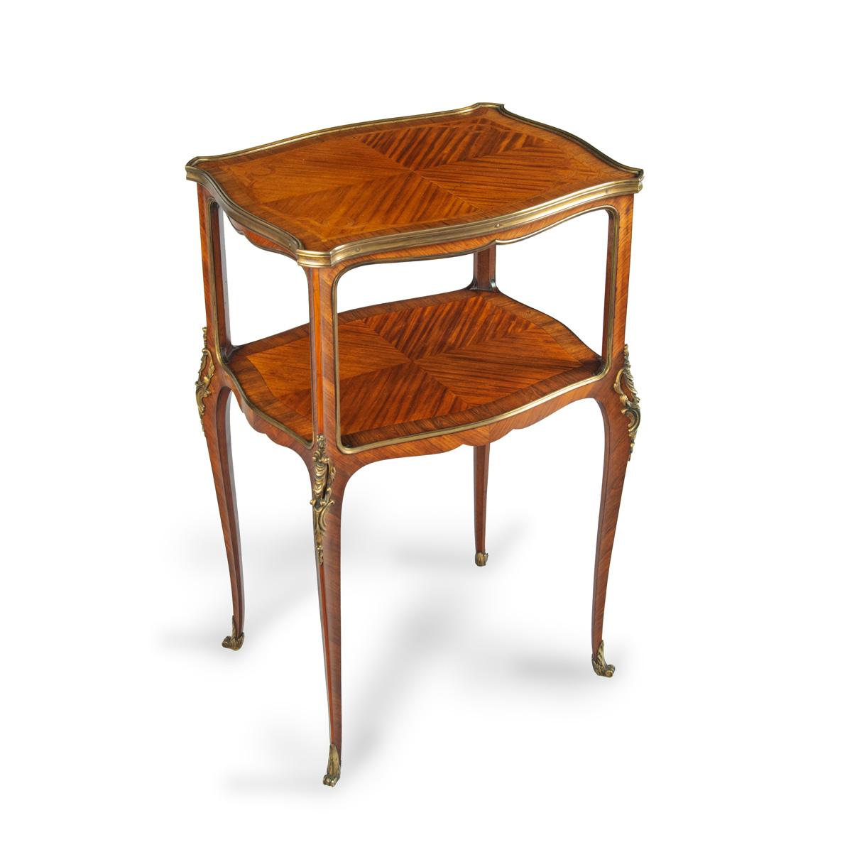 Table d'appoint française à deux niveaux en marqueterie de bois de roi, le plateau supérieur et le plateau inférieur de forme rectangulaire, reposant sur des pieds cabriole, décorés de quarts de placage et d'un travail de sangles entrecroisées dans