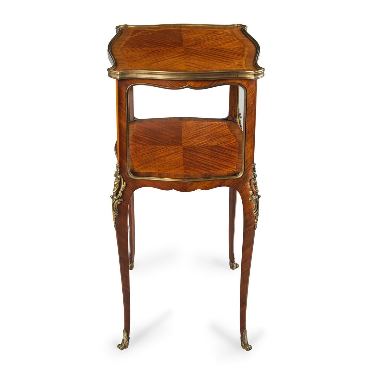 Français Table d'appoint française à deux niveaux en marqueterie de bois de roi en vente