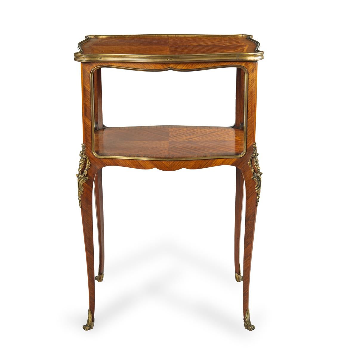 Table d'appoint française à deux niveaux en marqueterie de bois de roi Bon état - En vente à Lymington, Hampshire