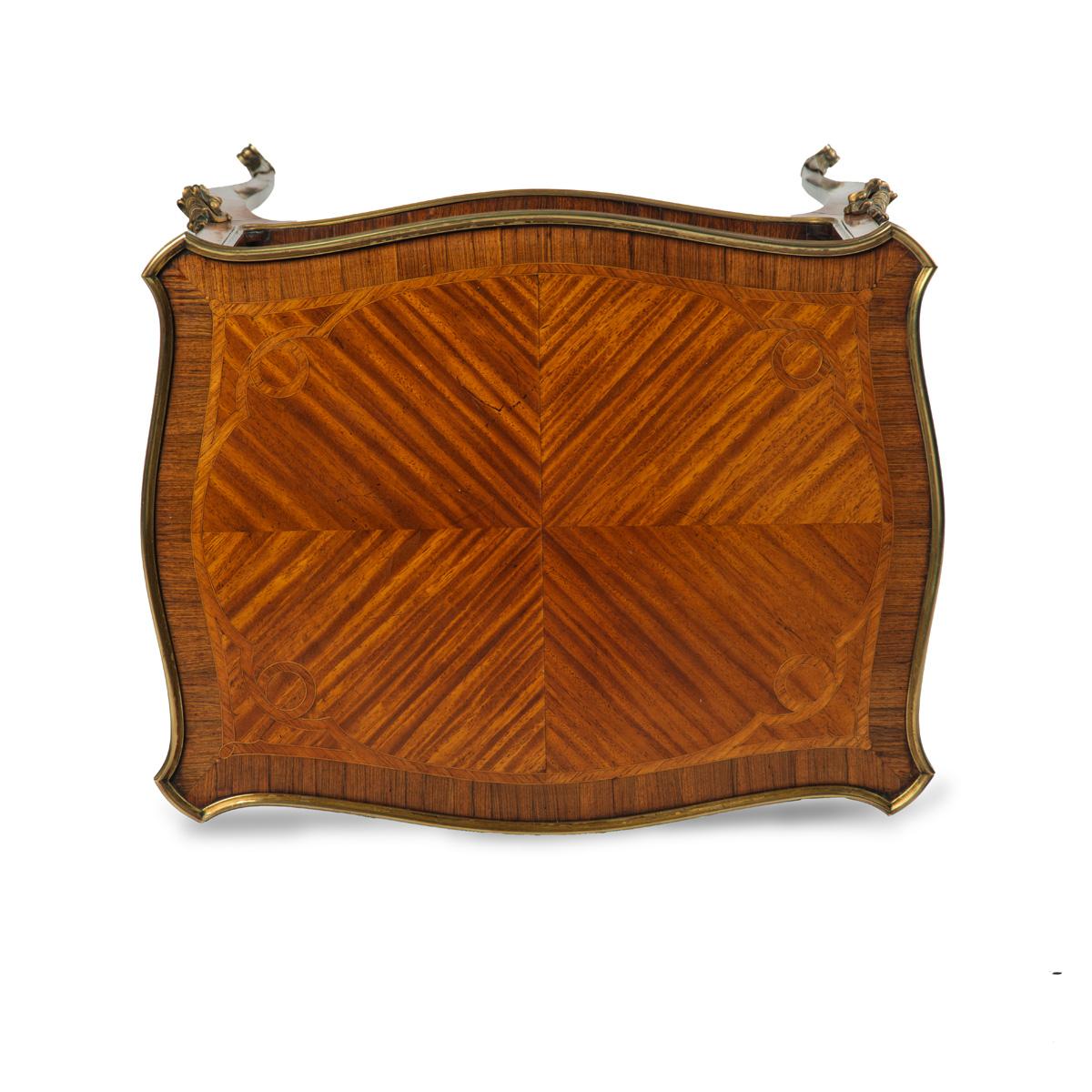 XIXe siècle Table d'appoint française à deux niveaux en marqueterie de bois de roi en vente