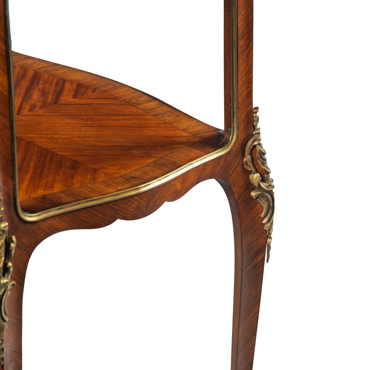 Table d'appoint française à deux niveaux en marqueterie de bois de roi en vente 1