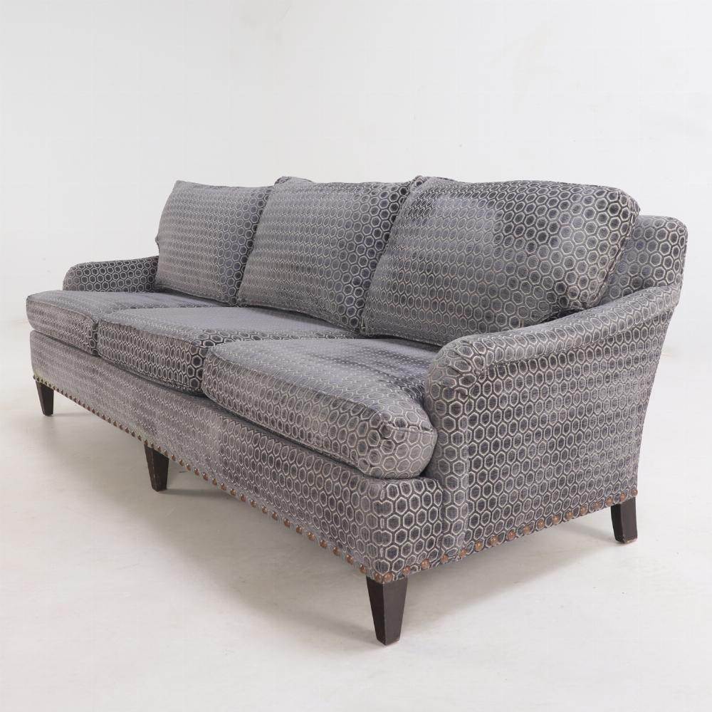 Este maravilloso sofá tiene respaldo cuadrado, brazos enrollados y tacos metálicos enrollados. El nuevo tejido las convierte en un complemento neutro perfecto para tu estudio, salón o dormitorio.

Pareja de bergeres a juego disponibles (artículo nº