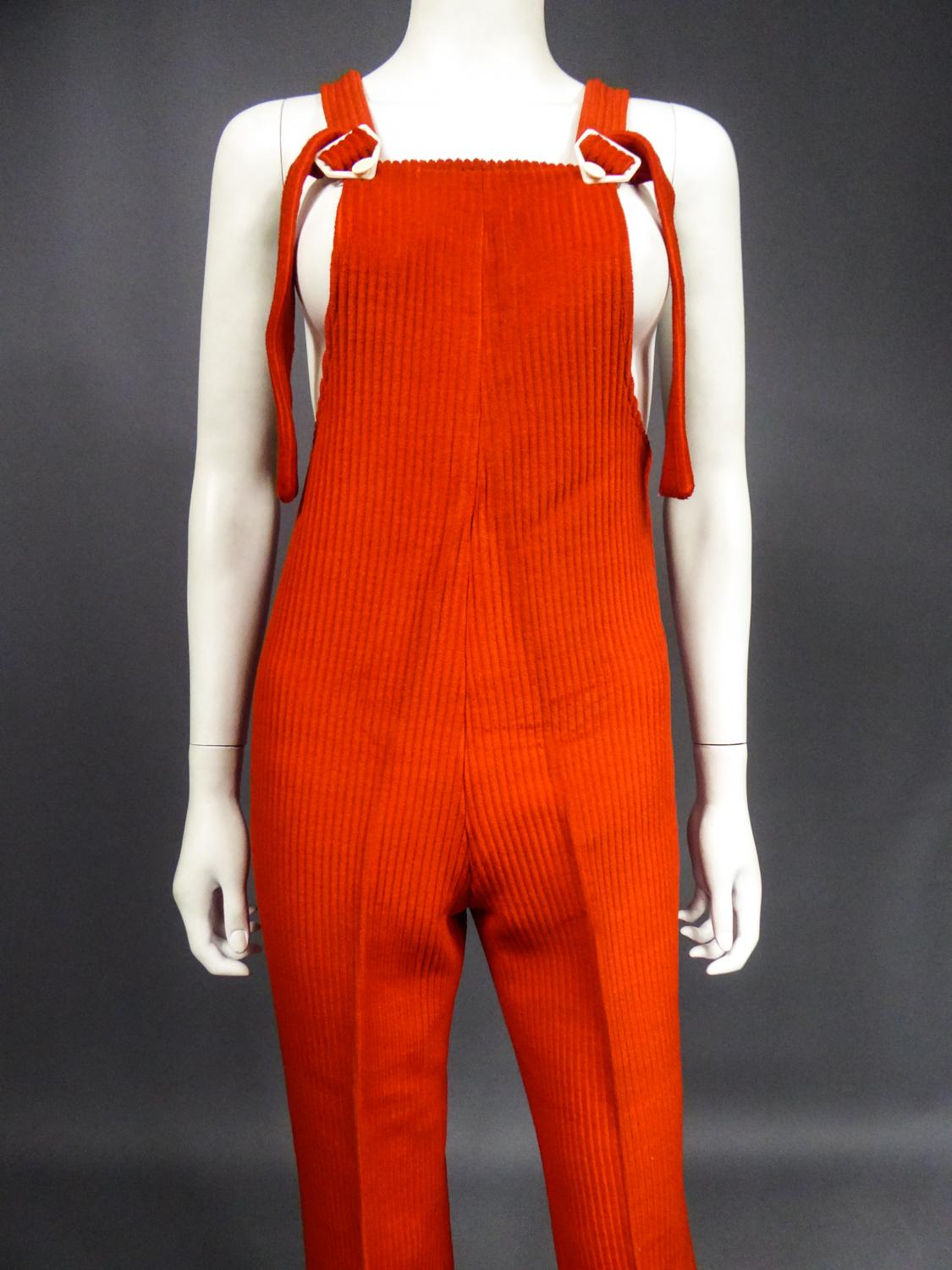 A French Vermilion Ribbed Velvet Jumpsuit Circa 1975 In Excellent Condition In Toulon, FR