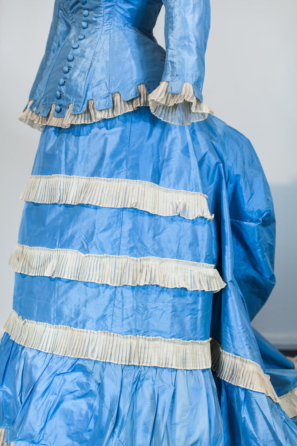A French Victorian Bustle Day Dress and Pouf in Sky-blue Taffeta Circa 1875 In Good Condition In Toulon, FR