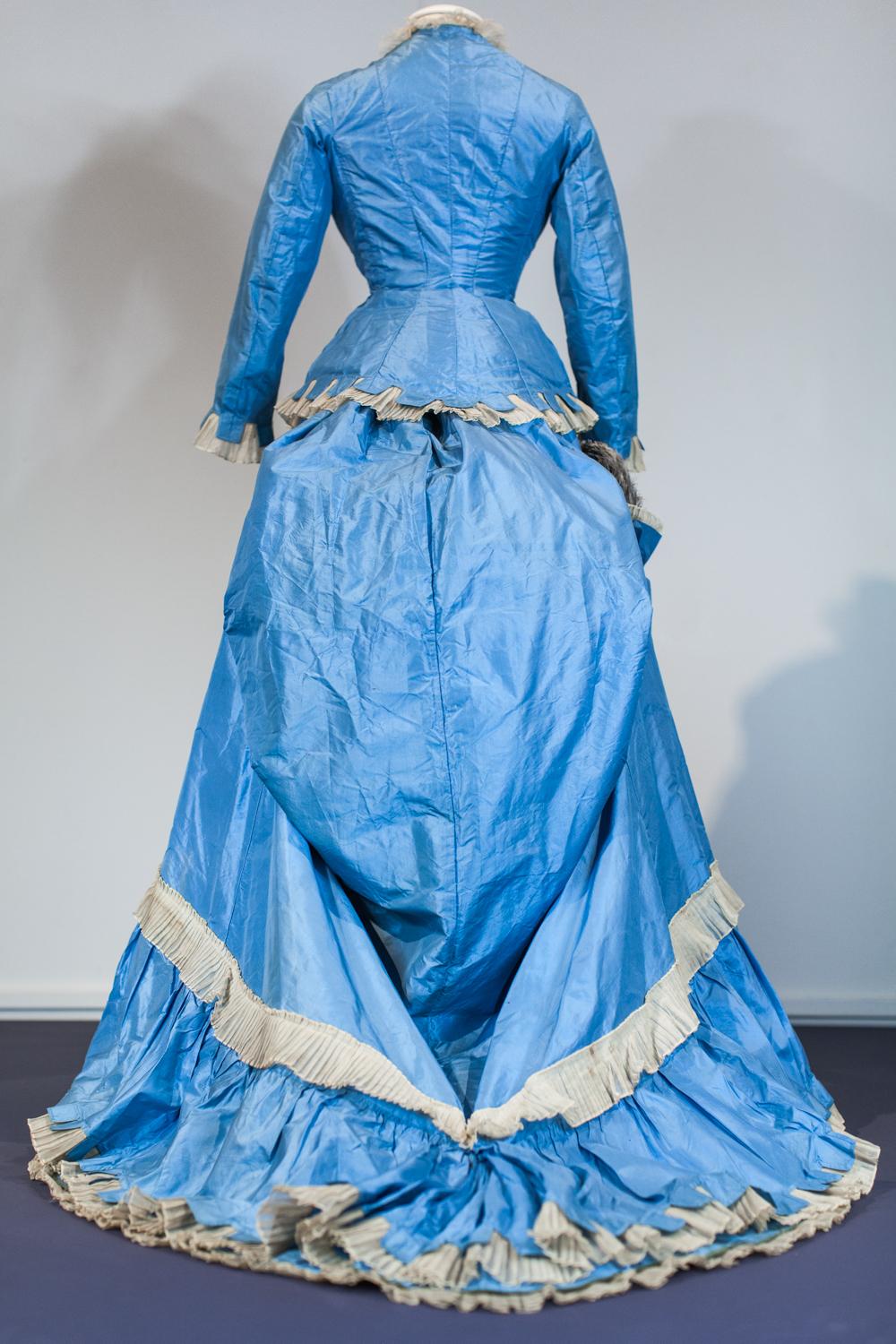 Französisches viktorianisches Büste-Tageskleid und Hocker aus himmelblauem Taft, um 1875 3