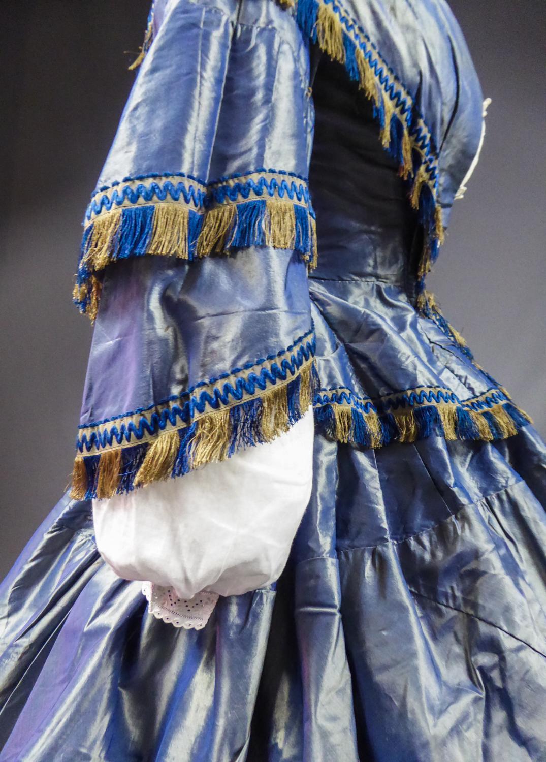 A French Crinoline Changing Taffeta Dress  Napoléon III Period Circa 1855. In Good Condition In Toulon, FR
