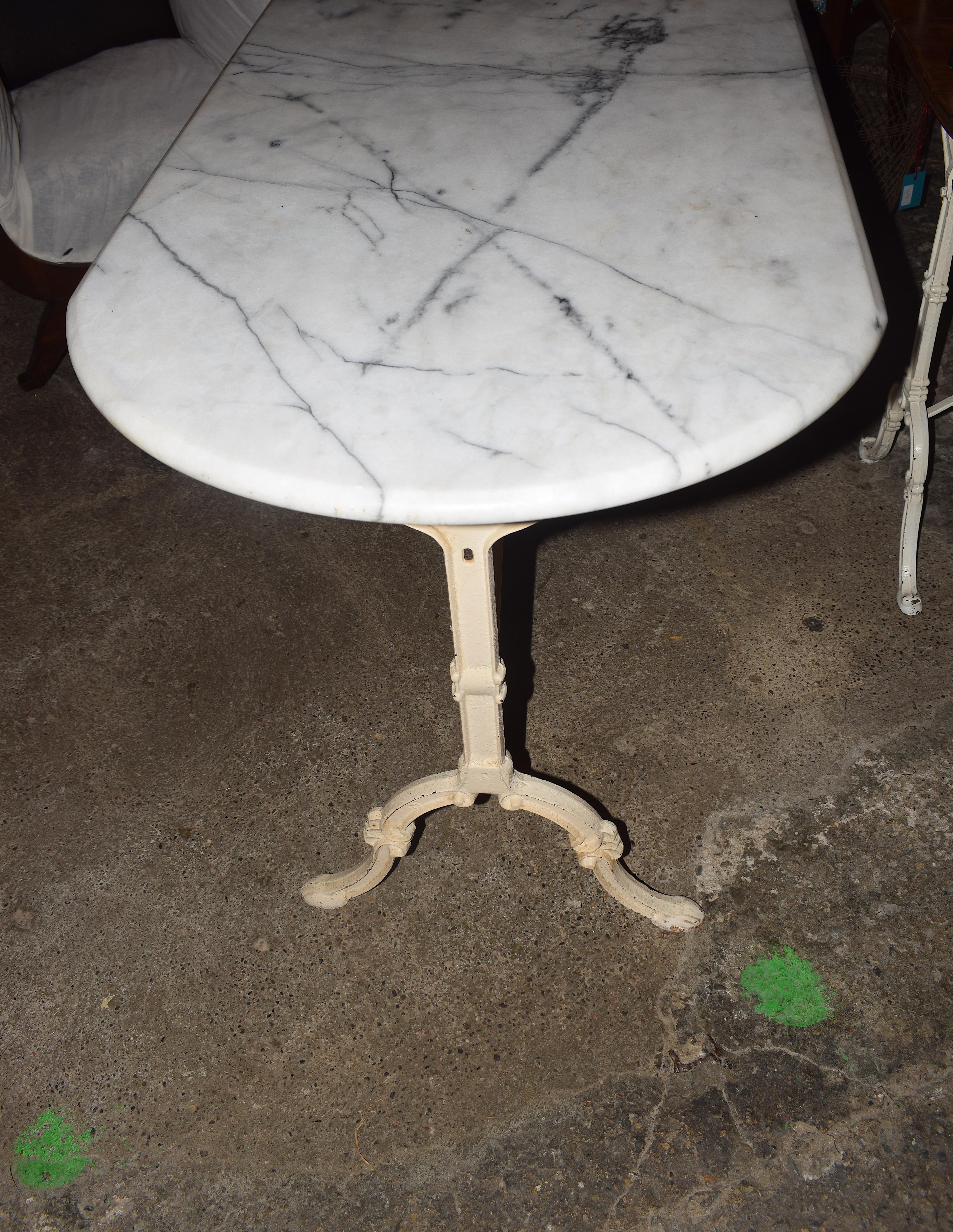 French, Vintage Bistro Table with a Oval Marble Top from the Early 20th Century In Good Condition In Vulpellac, Girona