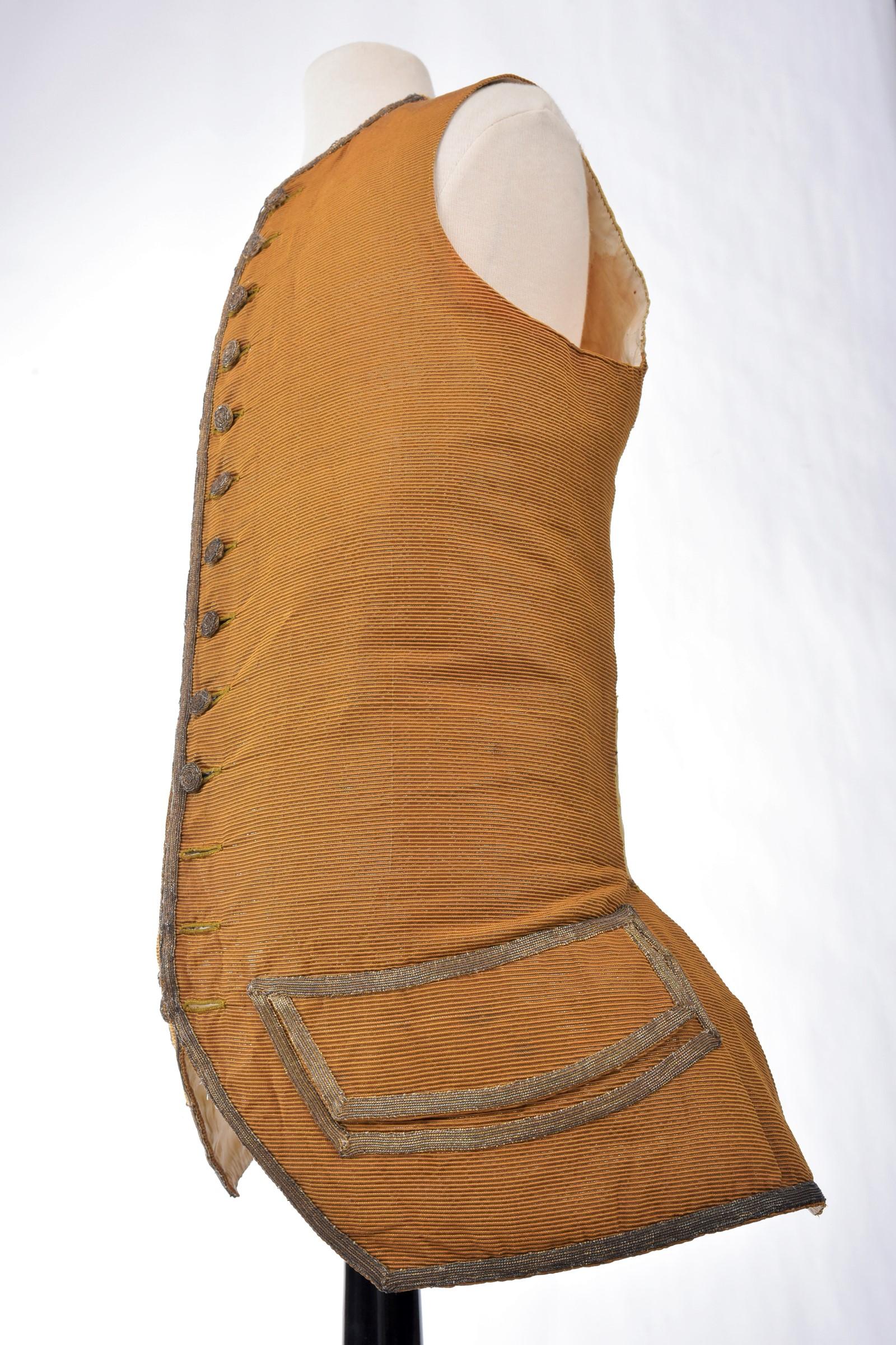 Gilet francese in seta Lamé Cannelé oro - Periodo Luigi XV Circa 1760 in vendita 5